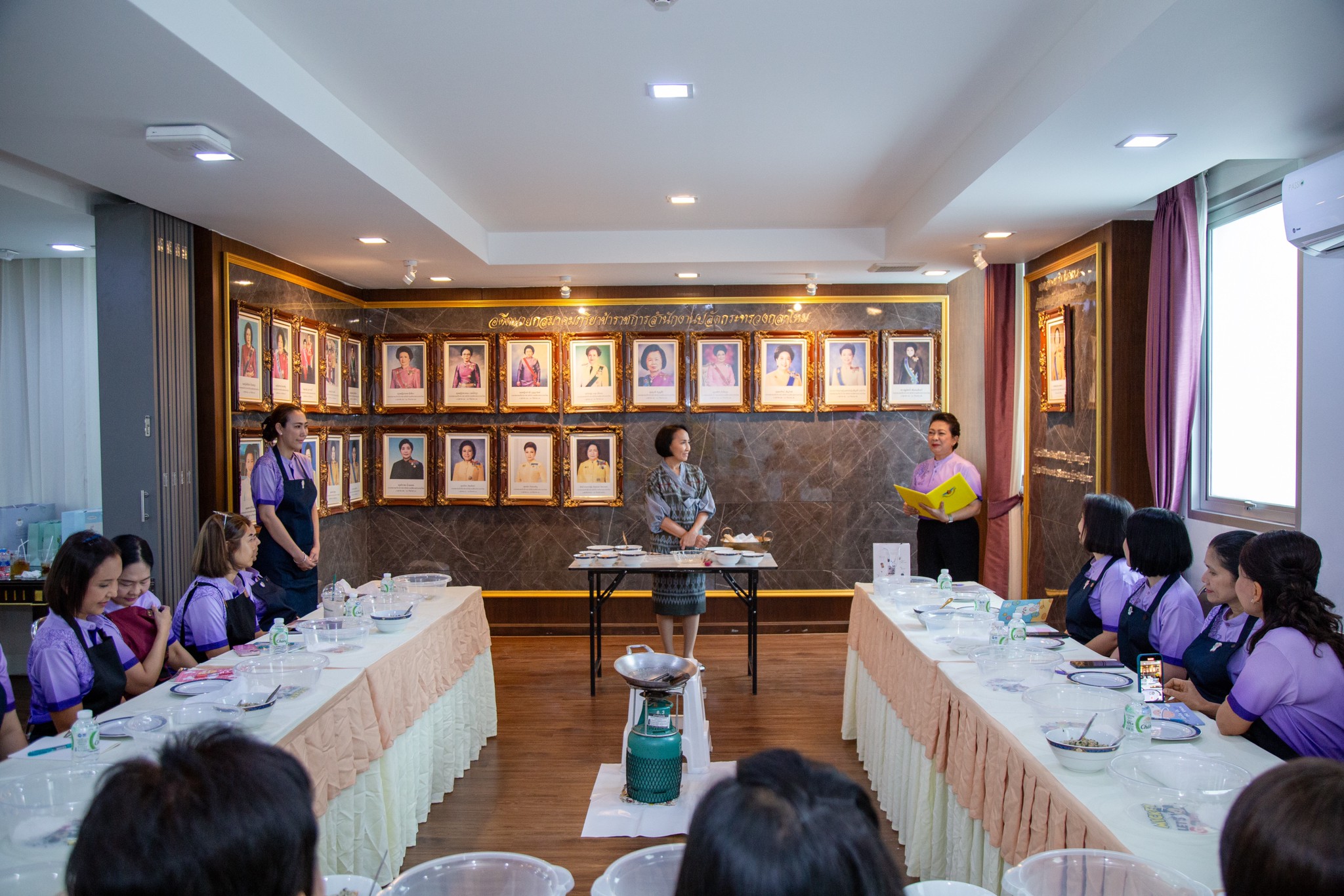 ๐๘๒ กิจกรรมเรียนรู้การทำขนมจีบแป้งสิบโบราณ ของโครงการศูนย์ส่งเสริมการเรียนรู้ สมาคมภริยาข้าราชการสำนักงานปลัดกระทรวงกลาโหม