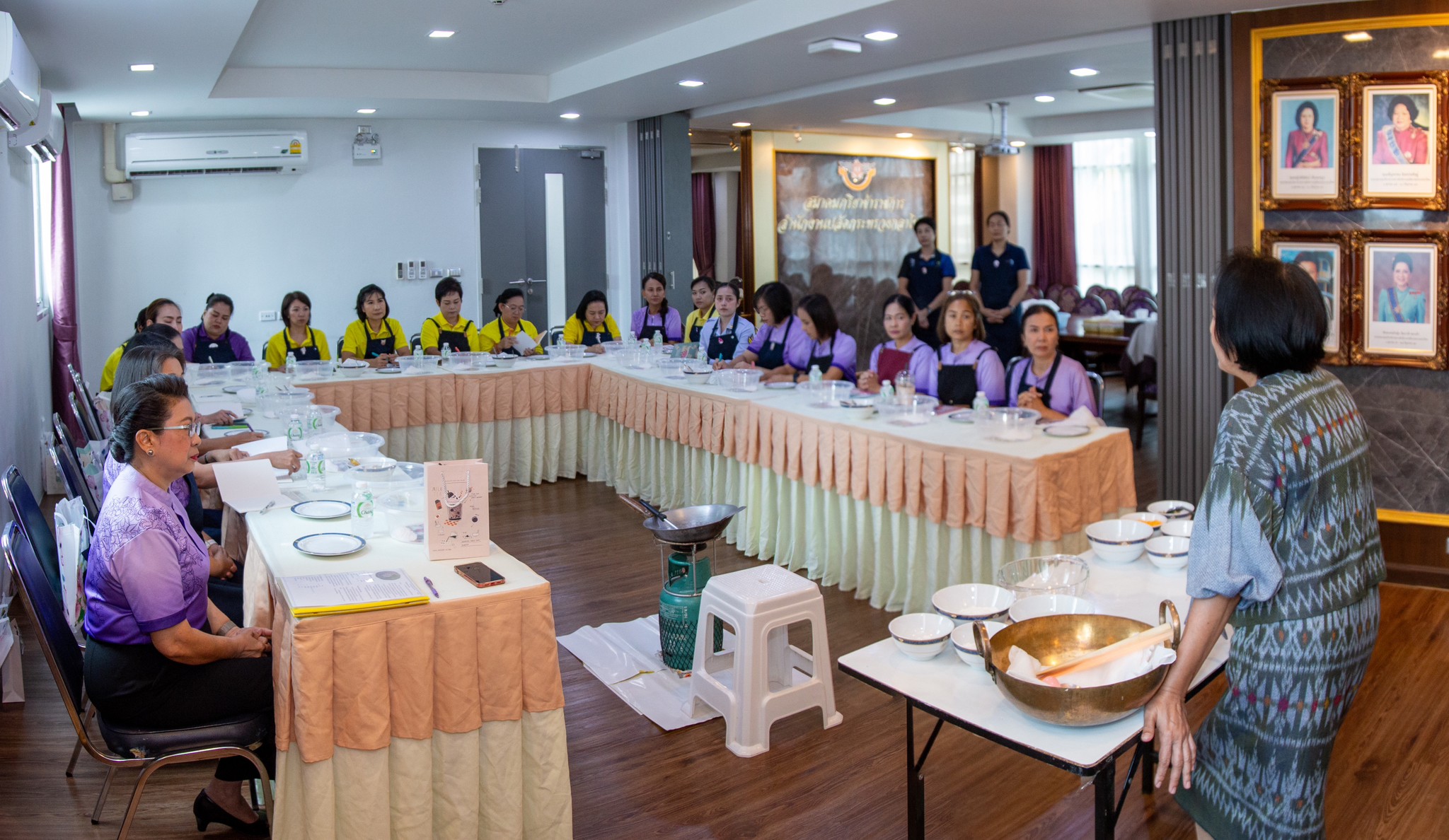 ๐๘๒ กิจกรรมเรียนรู้การทำขนมจีบแป้งสิบโบราณ ของโครงการศูนย์ส่งเสริมการเรียนรู้ สมาคมภริยาข้าราชการสำนักงานปลัดกระทรวงกลาโหม