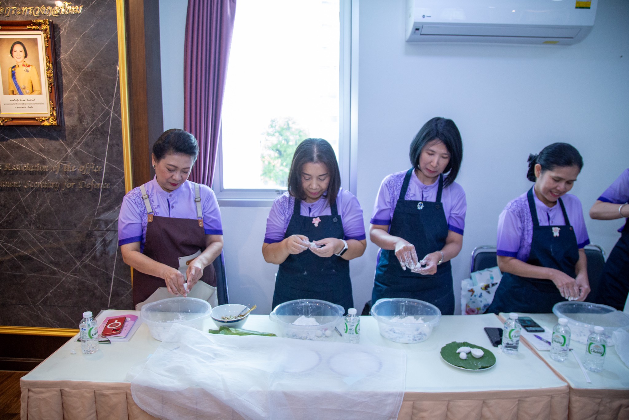 ๐๘๒ กิจกรรมเรียนรู้การทำขนมจีบแป้งสิบโบราณ ของโครงการศูนย์ส่งเสริมการเรียนรู้ สมาคมภริยาข้าราชการสำนักงานปลัดกระทรวงกลาโหม