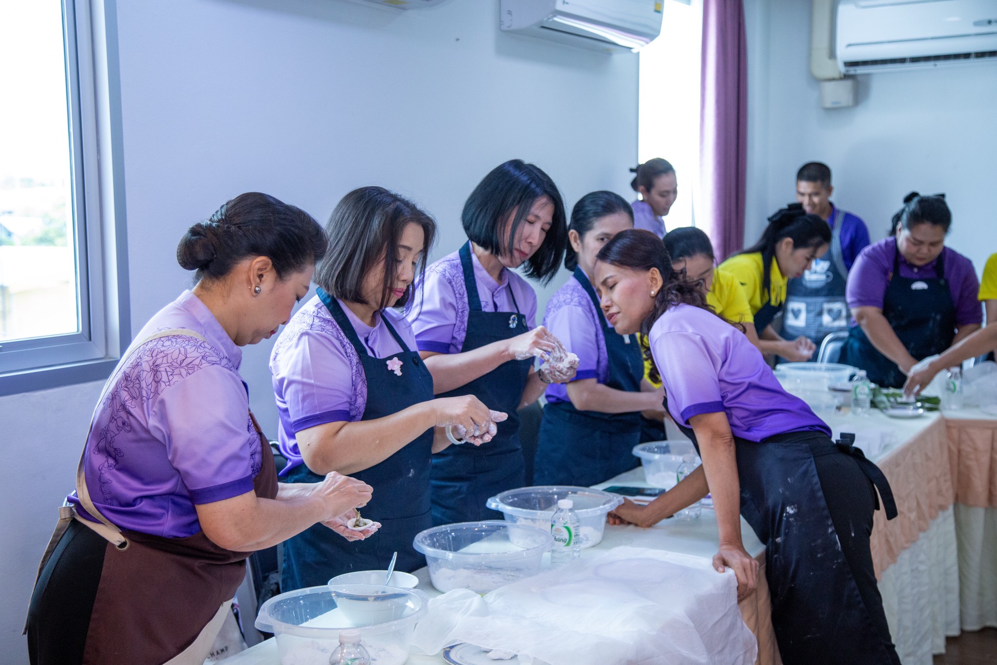 ๐๘๒ กิจกรรมเรียนรู้การทำขนมจีบแป้งสิบโบราณ ของโครงการศูนย์ส่งเสริมการเรียนรู้ สมาคมภริยาข้าราชการสำนักงานปลัดกระทรวงกลาโหม