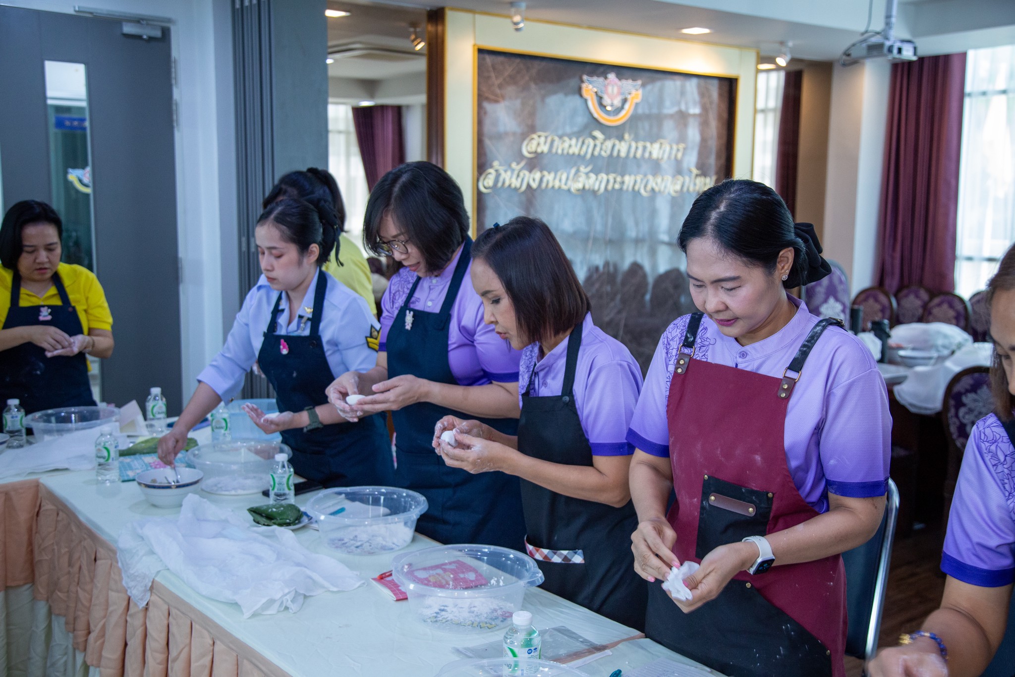 ๐๘๒ กิจกรรมเรียนรู้การทำขนมจีบแป้งสิบโบราณ ของโครงการศูนย์ส่งเสริมการเรียนรู้ สมาคมภริยาข้าราชการสำนักงานปลัดกระทรวงกลาโหม