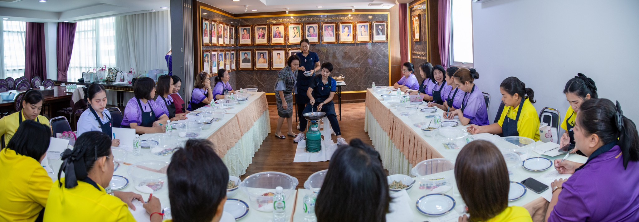 ๐๘๒ กิจกรรมเรียนรู้การทำขนมจีบแป้งสิบโบราณ ของโครงการศูนย์ส่งเสริมการเรียนรู้ สมาคมภริยาข้าราชการสำนักงานปลัดกระทรวงกลาโหม