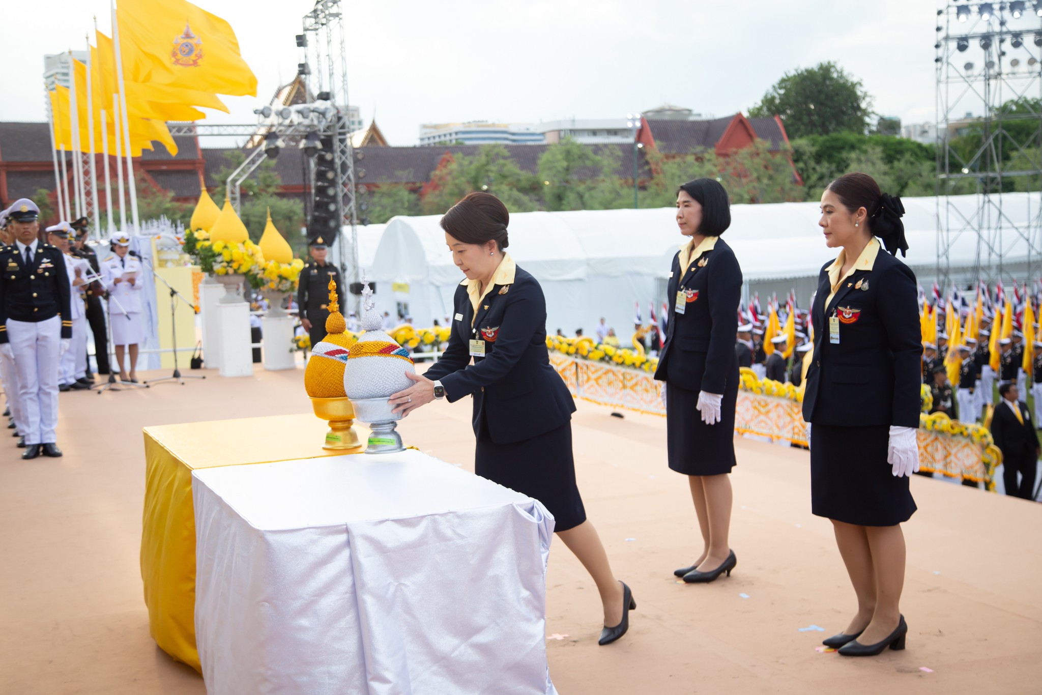 ๐๙๓ พิธีถวายเครื่องราชสักการะ วางพานพุ่มและจุดเทียนถวายพระพรชัยมงคล เนื่องในโอกาสมหามงคลเฉลิมพระช...