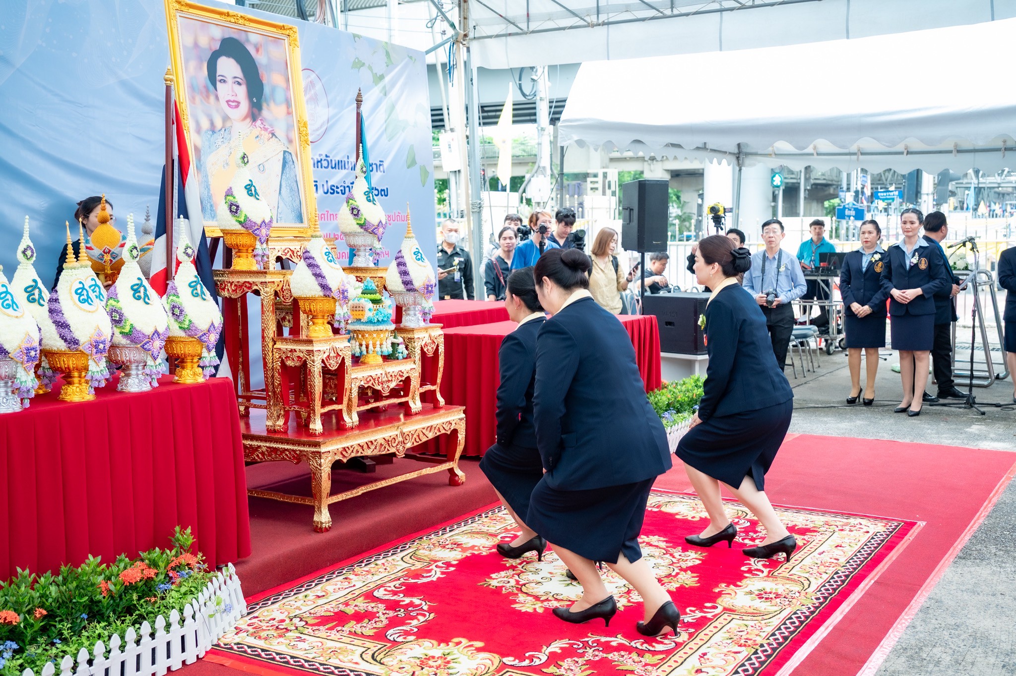 ๐๙๘ พิธีถวายพานพุ่มราชสักการะ แด่สมเด็จพระนางเจ้าสิริกิติ์ พระบรมราชินีนาถ พระบรมราชชนนีพันปีหลวง ในโอกาสสัปดาห์วันแม่แห่งชาติ งานวันแม่แห่งชาติ ประจำปี ๒๕๖๗