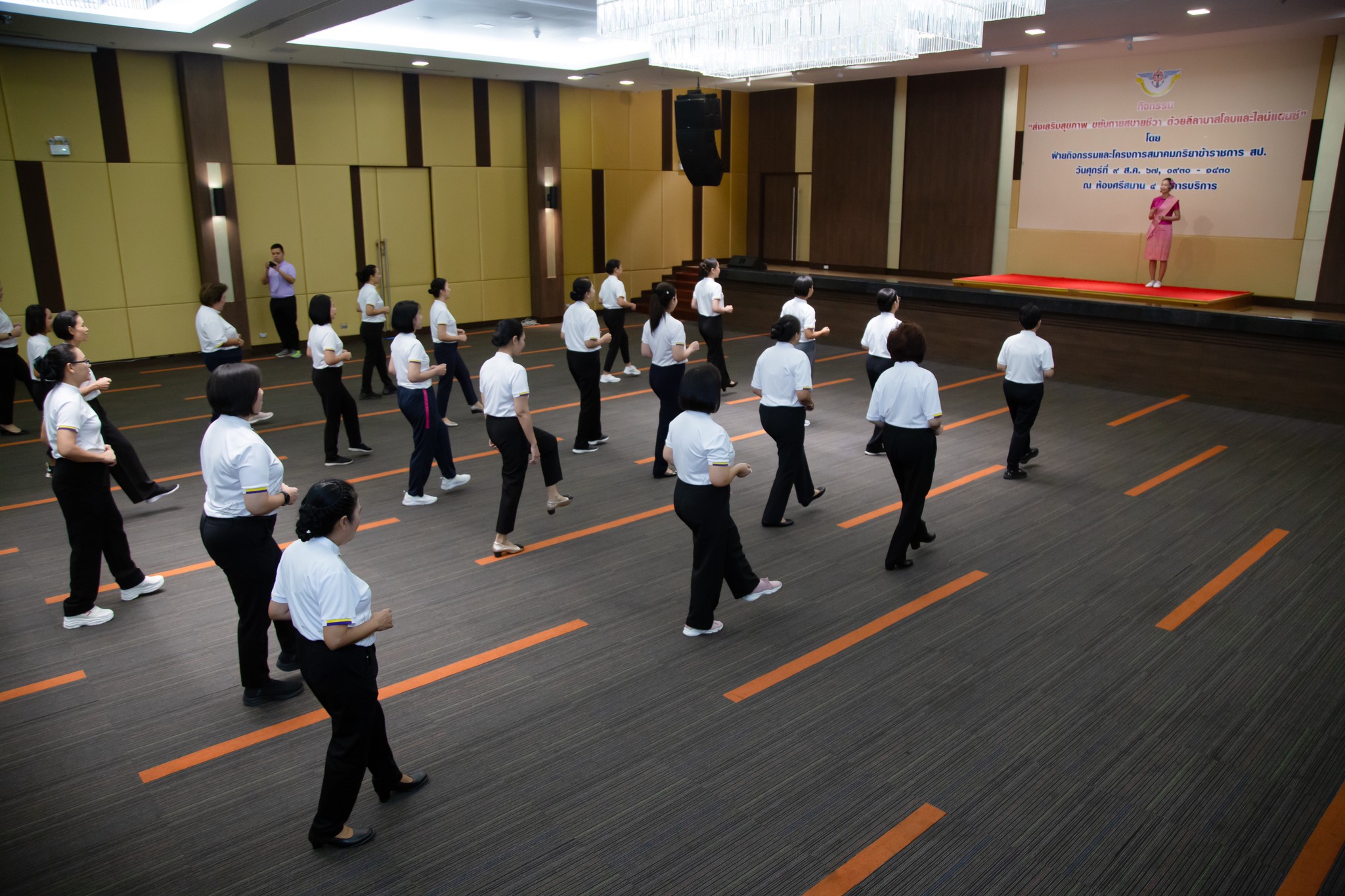 ๑๐๐ การจัดกิจกรรมโครงการ "ส่งเสริมสุขภาพ ขยับกายสบายชีวา ด้วยลีลาบาสโลบและไลน์แดนซ์"