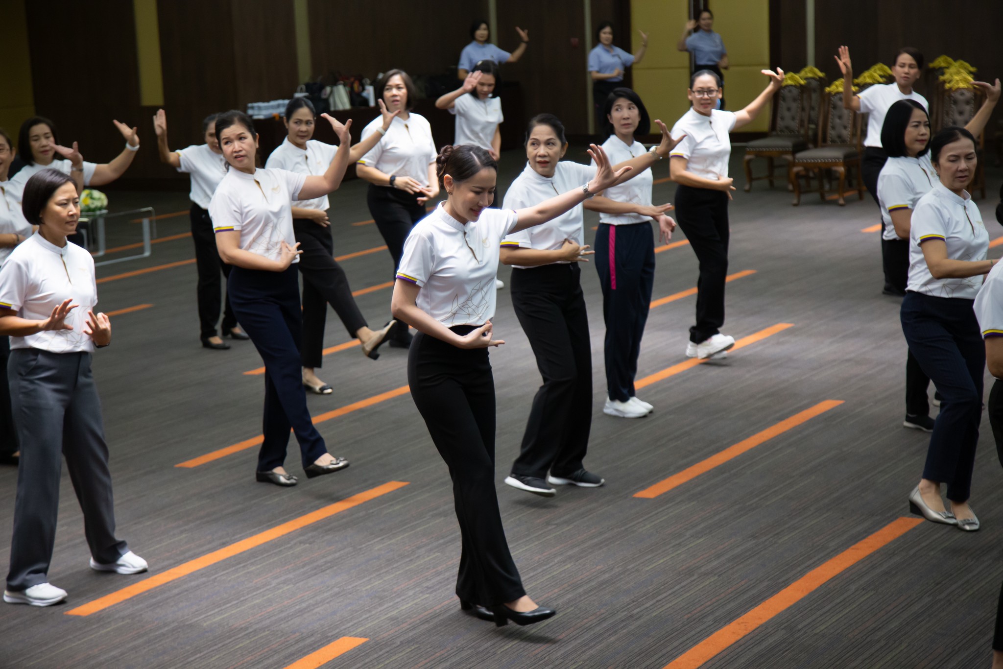 ๑๐๐ การจัดกิจกรรมโครงการ "ส่งเสริมสุขภาพ ขยับกายสบายชีวา ด้วยลีลาบาสโลบและไลน์แดนซ์"