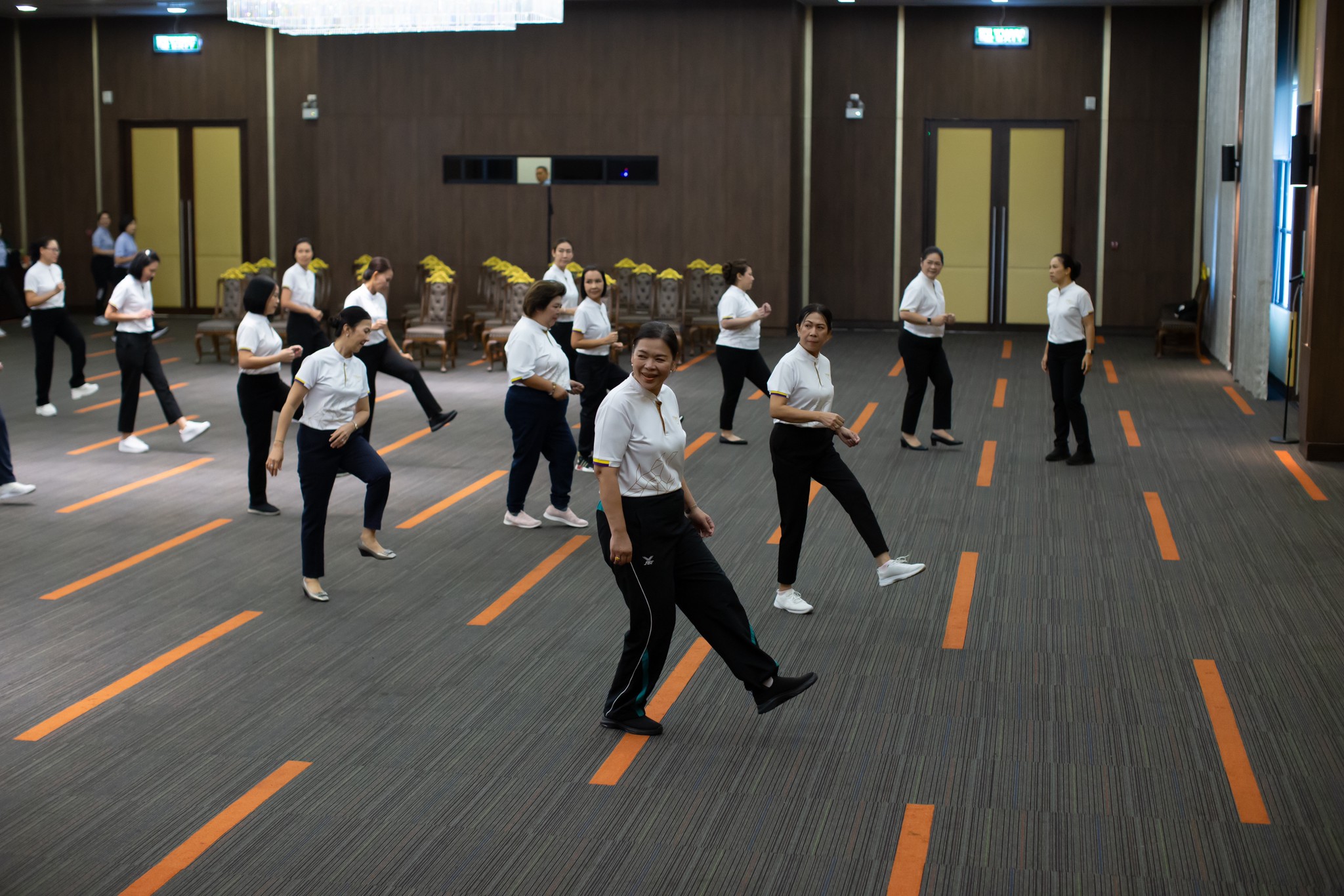 ๑๐๐ การจัดกิจกรรมโครงการ "ส่งเสริมสุขภาพ ขยับกายสบายชีวา ด้วยลีลาบาสโลบและไลน์แดนซ์"