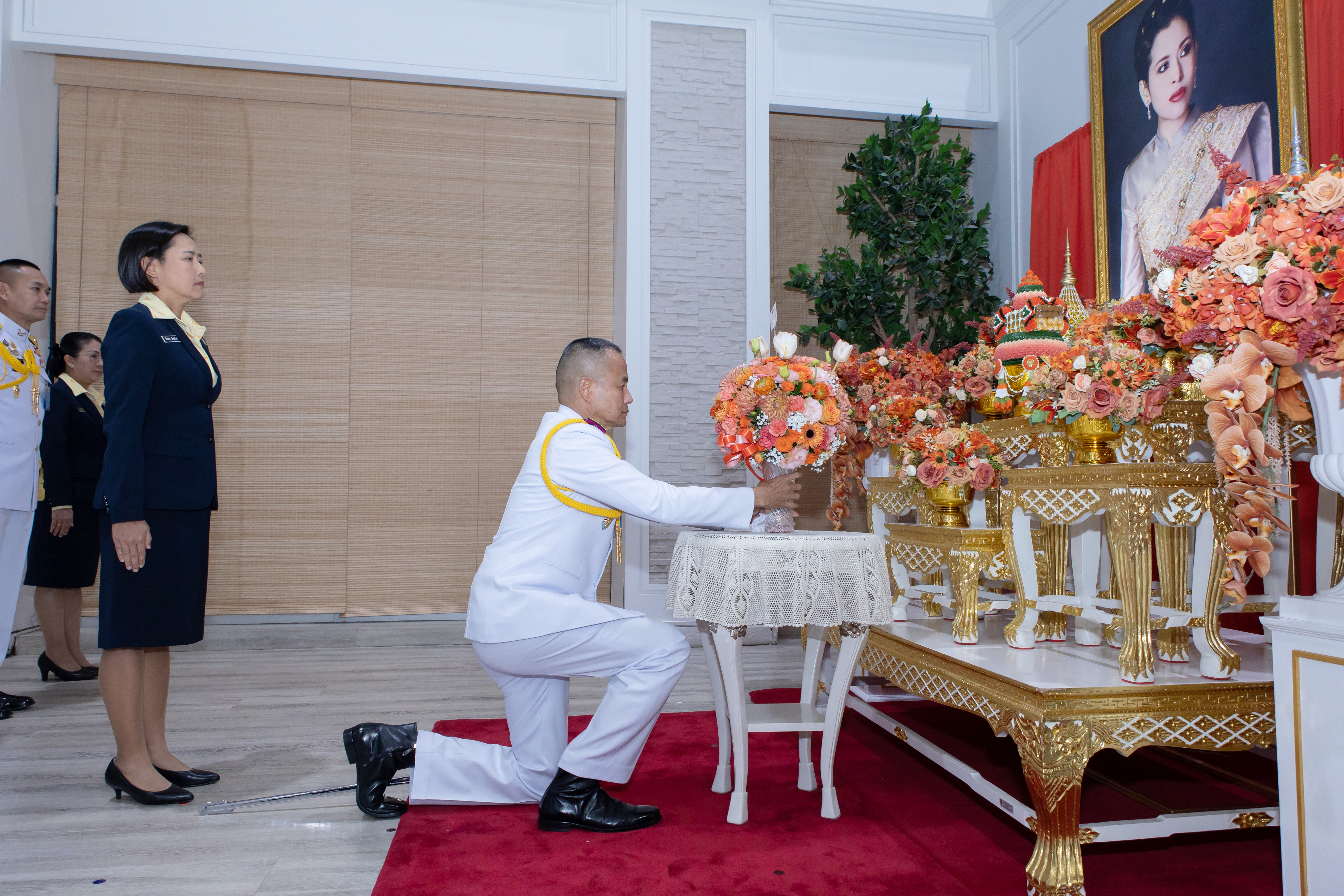 ๐๑ ปลัดกระทรวงกลาโหม พร้อมด้วยนายกสมาคมภริยาข้าราชการสำนักงานปลัดกระทรวงกลาโหม นำคณะร่วมทูลเกล้าฯ ถวายแจกันดอกไม้หน้าพระรูป สมเด็จพระเจ้าน้องนางเธอ เจ้าฟ้าจุฬาภรณวลัยลักษณ์ อัครราชกุมารีฯ พร้อมลงนามถวายพระพร