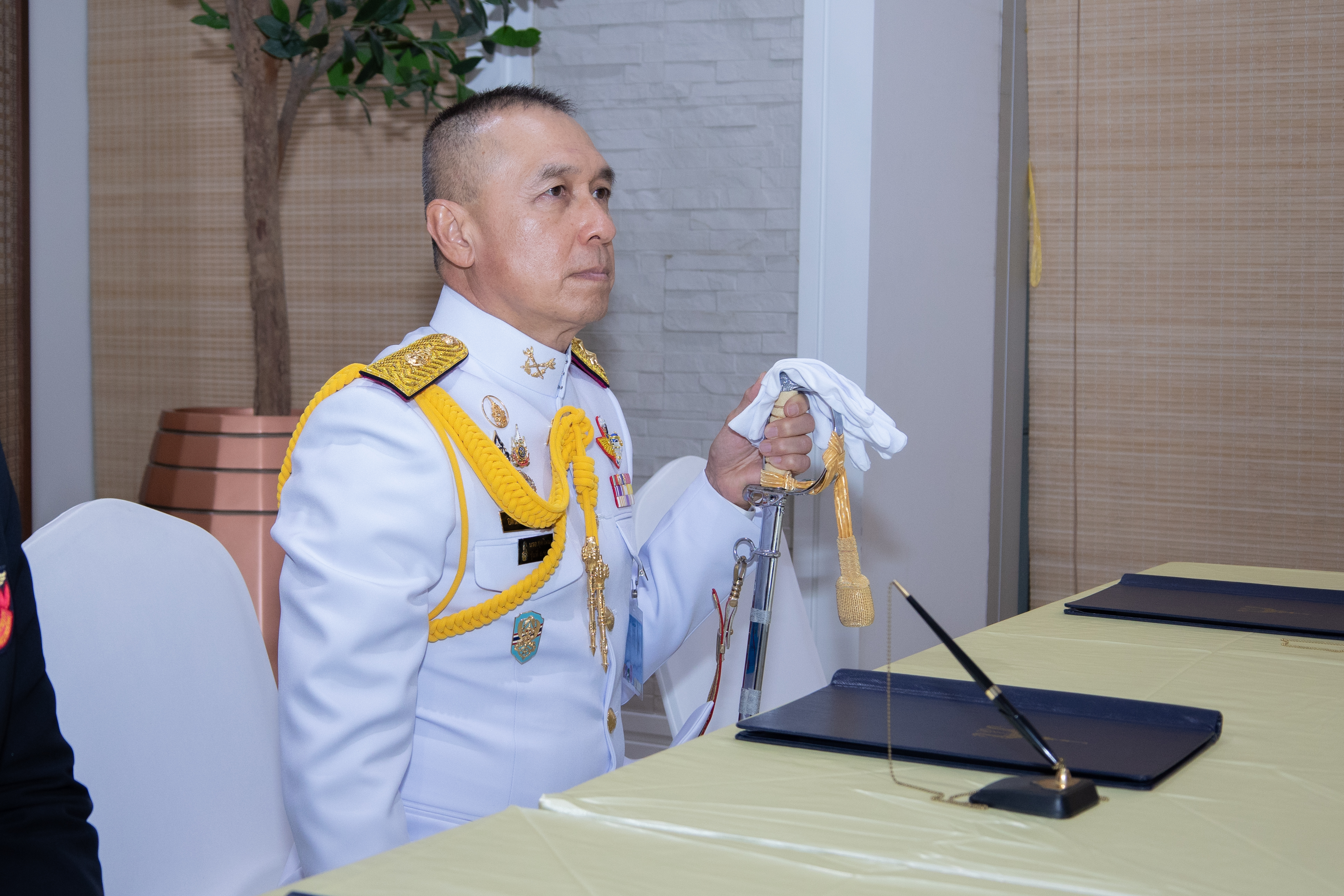 ๐๑ ปลัดกระทรวงกลาโหม พร้อมด้วยนายกสมาคมภริยาข้าราชการสำนักงานปลัดกระทรวงกลาโหม นำคณะร่วมทูลเกล้าฯ ถวายแจกันดอกไม้หน้าพระรูป สมเด็จพระเจ้าน้องนางเธอ เจ้าฟ้าจุฬาภรณวลัยลักษณ์ อัครราชกุมารีฯ พร้อมลงนามถวายพระพร