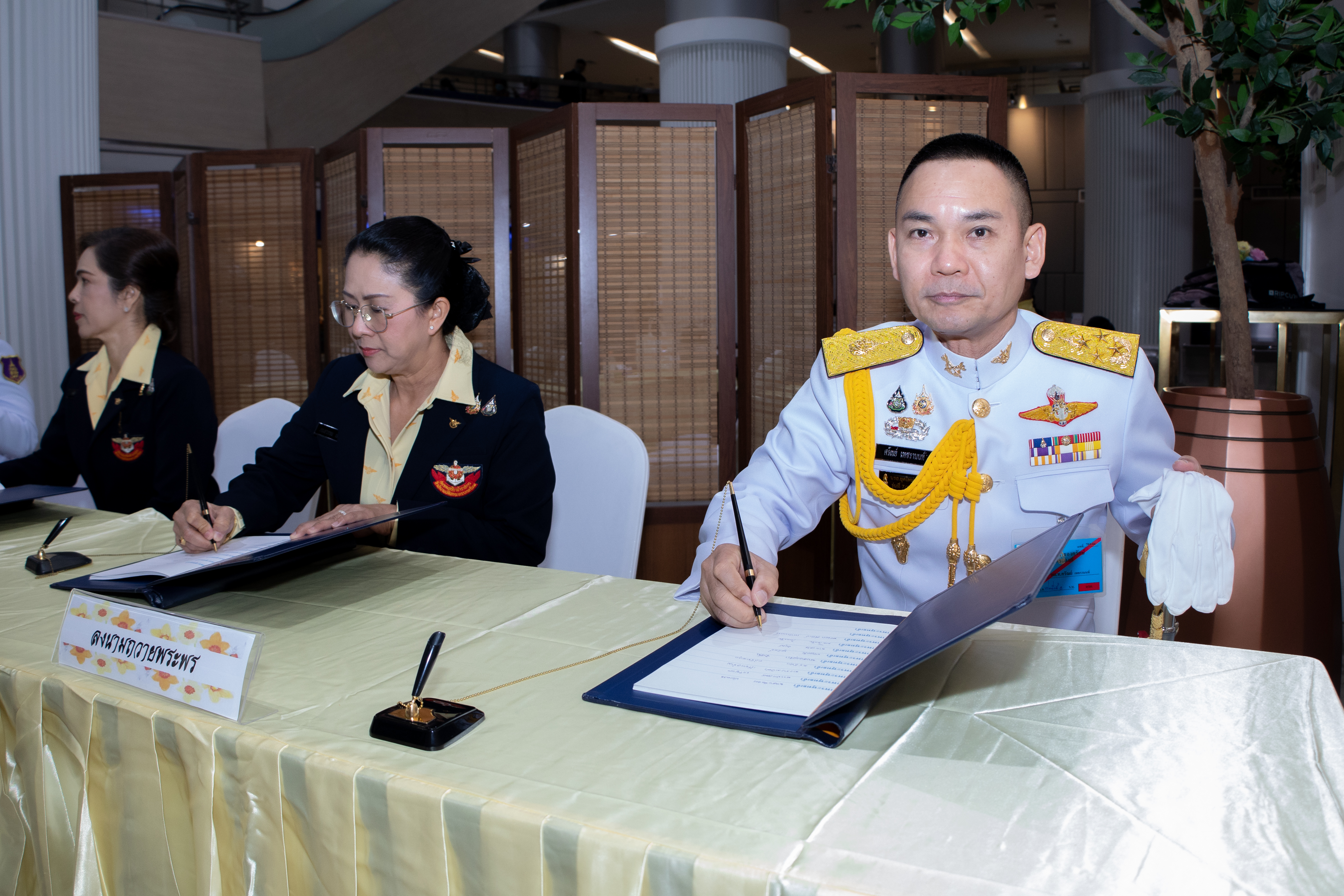 ๐๑ ปลัดกระทรวงกลาโหม พร้อมด้วยนายกสมาคมภริยาข้าราชการสำนักงานปลัดกระทรวงกลาโหม นำคณะร่วมทูลเกล้าฯ ถวายแจกันดอกไม้หน้าพระรูป สมเด็จพระเจ้าน้องนางเธอ เจ้าฟ้าจุฬาภรณวลัยลักษณ์ อัครราชกุมารีฯ พร้อมลงนามถวายพระพร