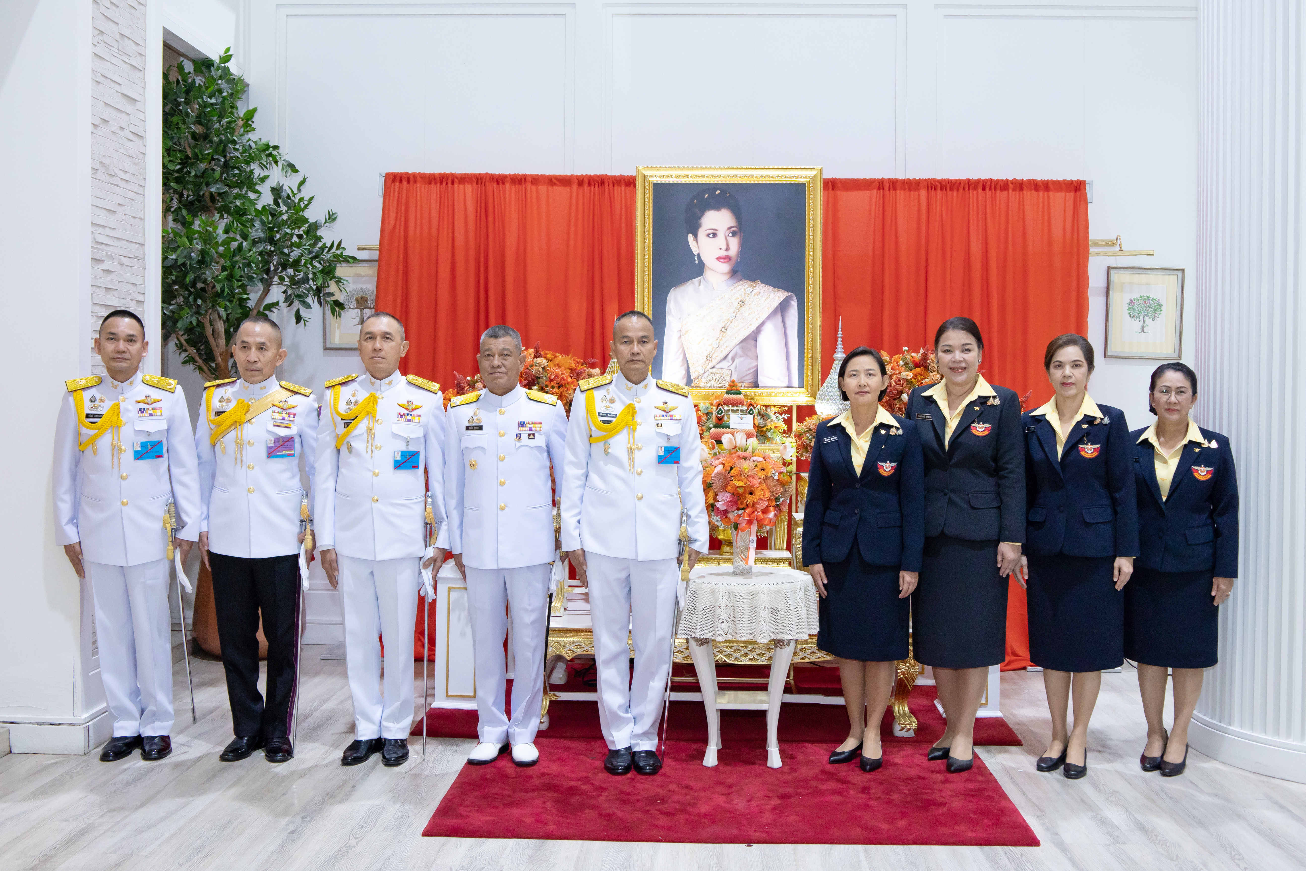 ๐๑ ปลัดกระทรวงกลาโหม พร้อมด้วยนายกสมาคมภริยาข้าราชการสำนักงานปลัดกระทรวงกลาโหม นำคณะร่วมทูลเกล้าฯ ถวายแจกันดอกไม้หน้าพระรูป สมเด็จพระเจ้าน้องนางเธอ เจ้าฟ้าจุฬาภรณวลัยลักษณ์ อัครราชกุมารีฯ พร้อมลงนามถวายพระพร