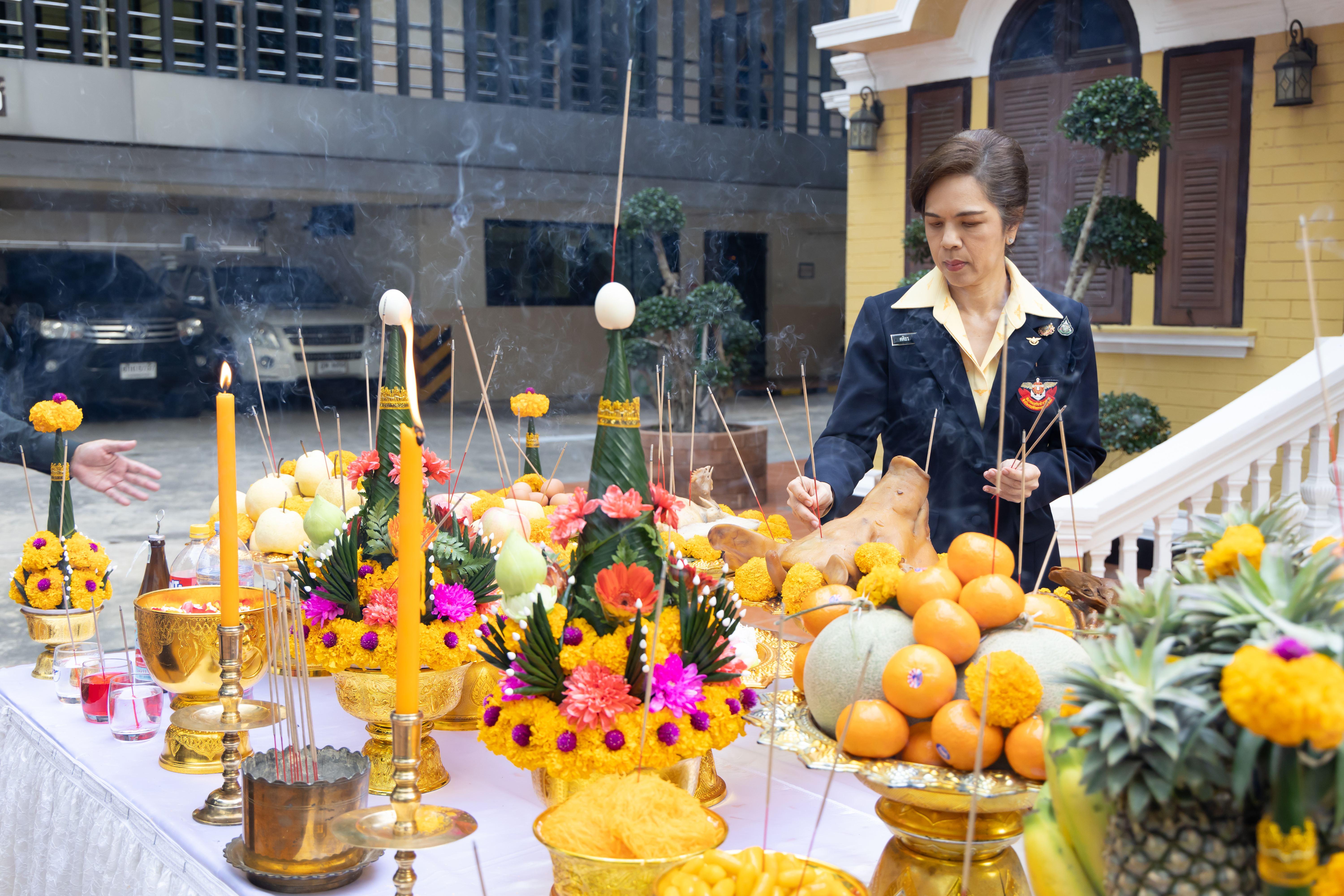 ๐๒ พิธีบวงสรวงและสักการะสิ่งศักดิ์สิทธิ์ เนื่องในโอกาสเข้ารับตำแหน่งใหม่ของคณะกรรมการบริหารสมาคมภริยาข้าราชการสำนักงานปลัดกระทรวงกลาโหม ประจำปีงบประมาณ พ.ศ.๒๕๖๘