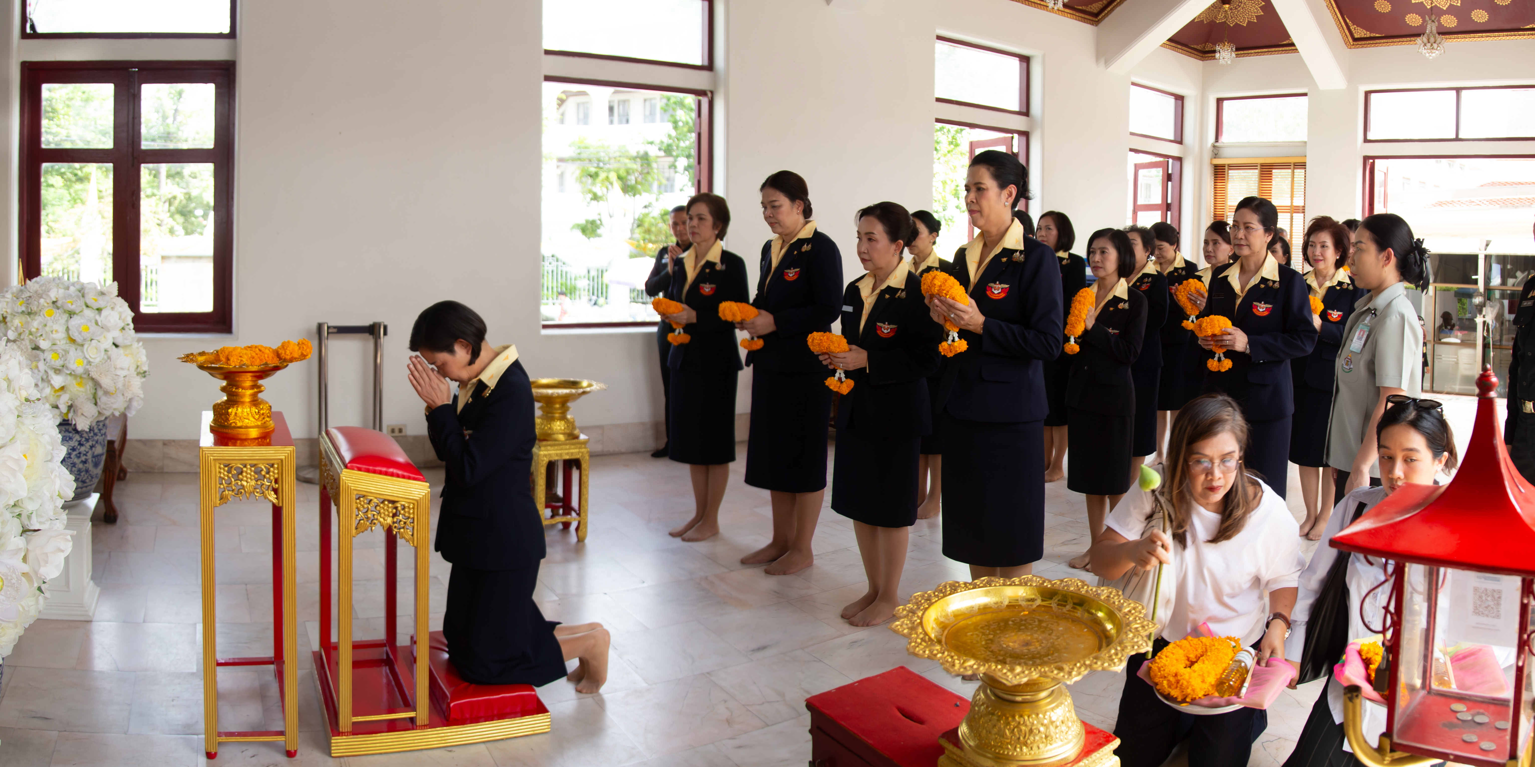 ๐๕ พิธีสักการะสิ่งศักดิ์สิทธิ์ เนื่องในโอกาสเข้ารับตำแหน่งใหม่ของคณะกรรมการบริหารสมาคมภริยาข้าราชการสำนักงานปลัดกระทรวงกลาโหม ประจำปีงบประมาณ พ.ศ.๒๕๖๘