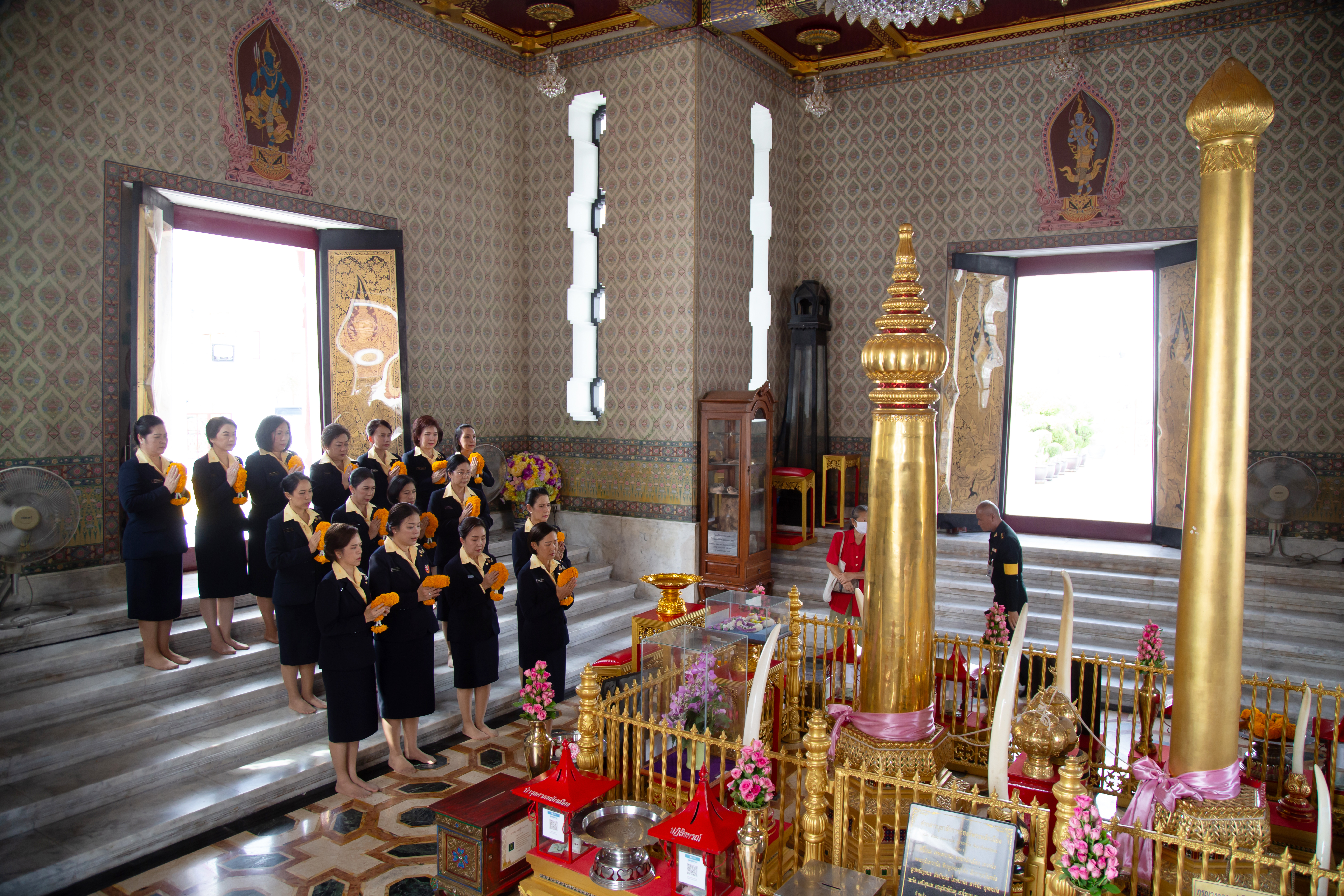 ๐๕ พิธีสักการะสิ่งศักดิ์สิทธิ์ เนื่องในโอกาสเข้ารับตำแหน่งใหม่ของคณะกรรมการบริหารสมาคมภริยาข้าราชการสำนักงานปลัดกระทรวงกลาโหม ประจำปีงบประมาณ พ.ศ.๒๕๖๘