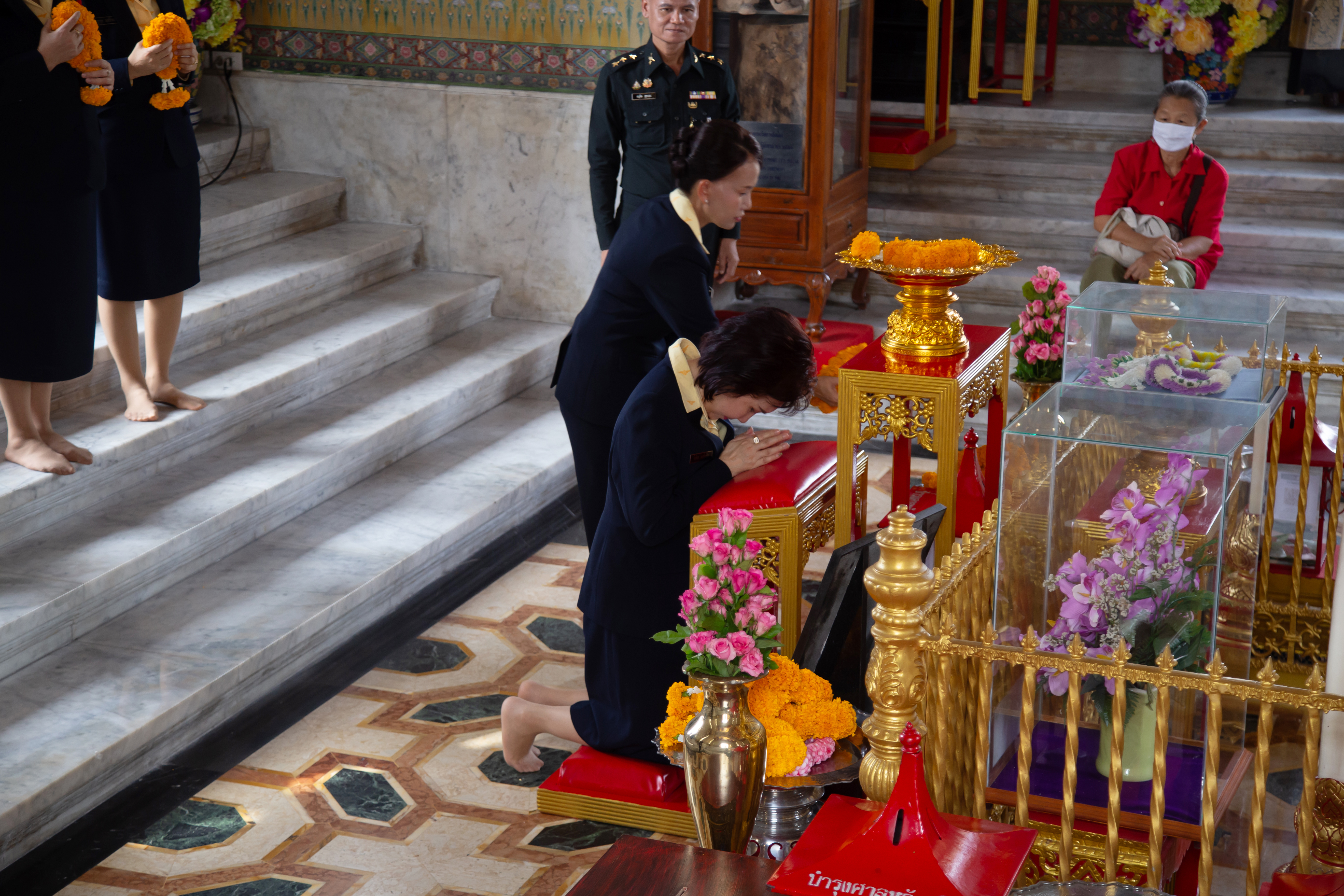 ๐๕ พิธีสักการะสิ่งศักดิ์สิทธิ์ เนื่องในโอกาสเข้ารับตำแหน่งใหม่ของคณะกรรมการบริหารสมาคมภริยาข้าราชการสำนักงานปลัดกระทรวงกลาโหม ประจำปีงบประมาณ พ.ศ.๒๕๖๘