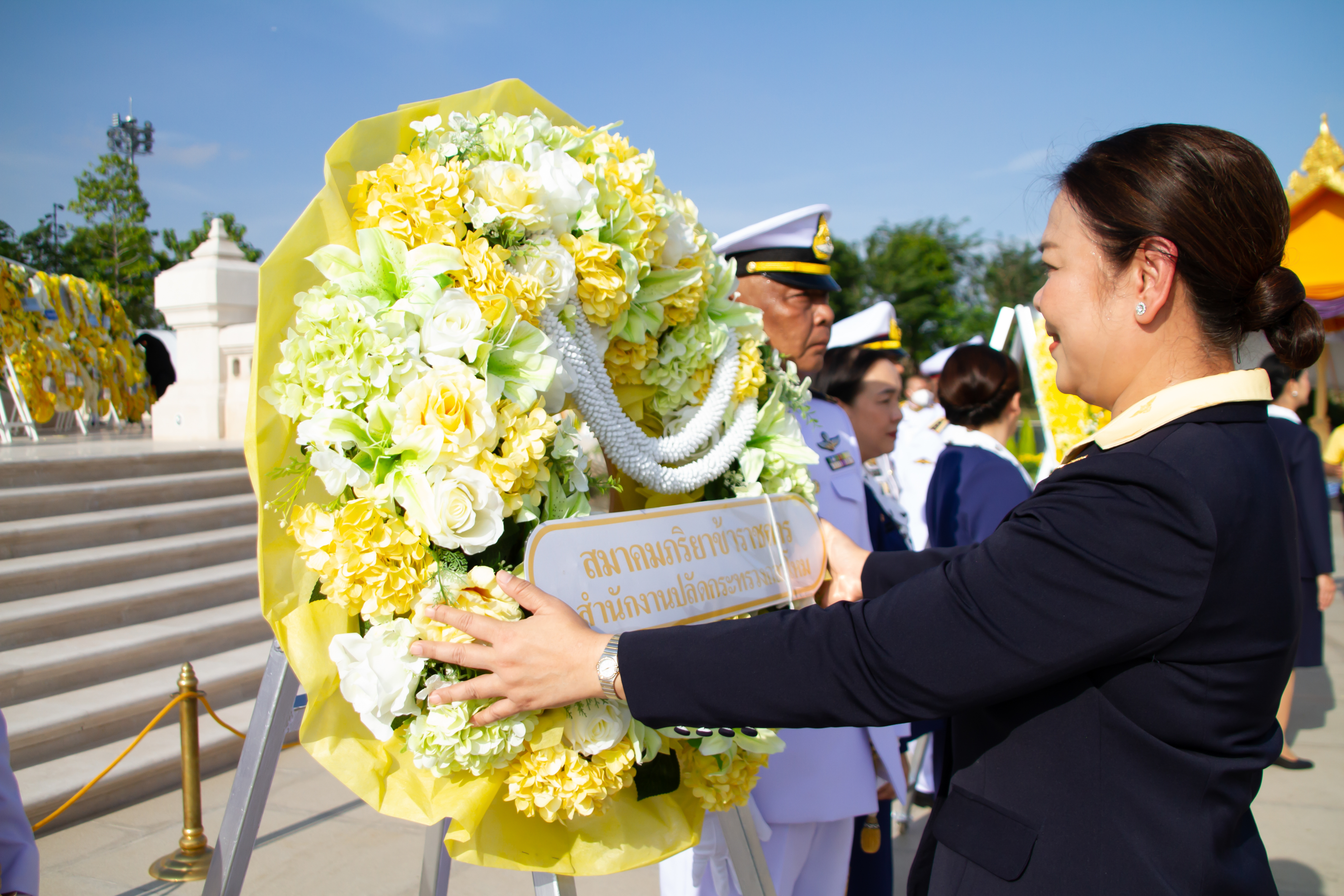 ๐๖ พิธีวางพวงมาลาถวายราชสักการะพระบรมราชานุสาวรีย์ พระบาทสมเด็จพระบรมชนกาธิเบศร มหาภูมิพลอดุลยเดชมหาราช บรมนาถบพิตร เนื่องในวันนวมินทรมหาราช พุทธศักราช ๒๕๖๗