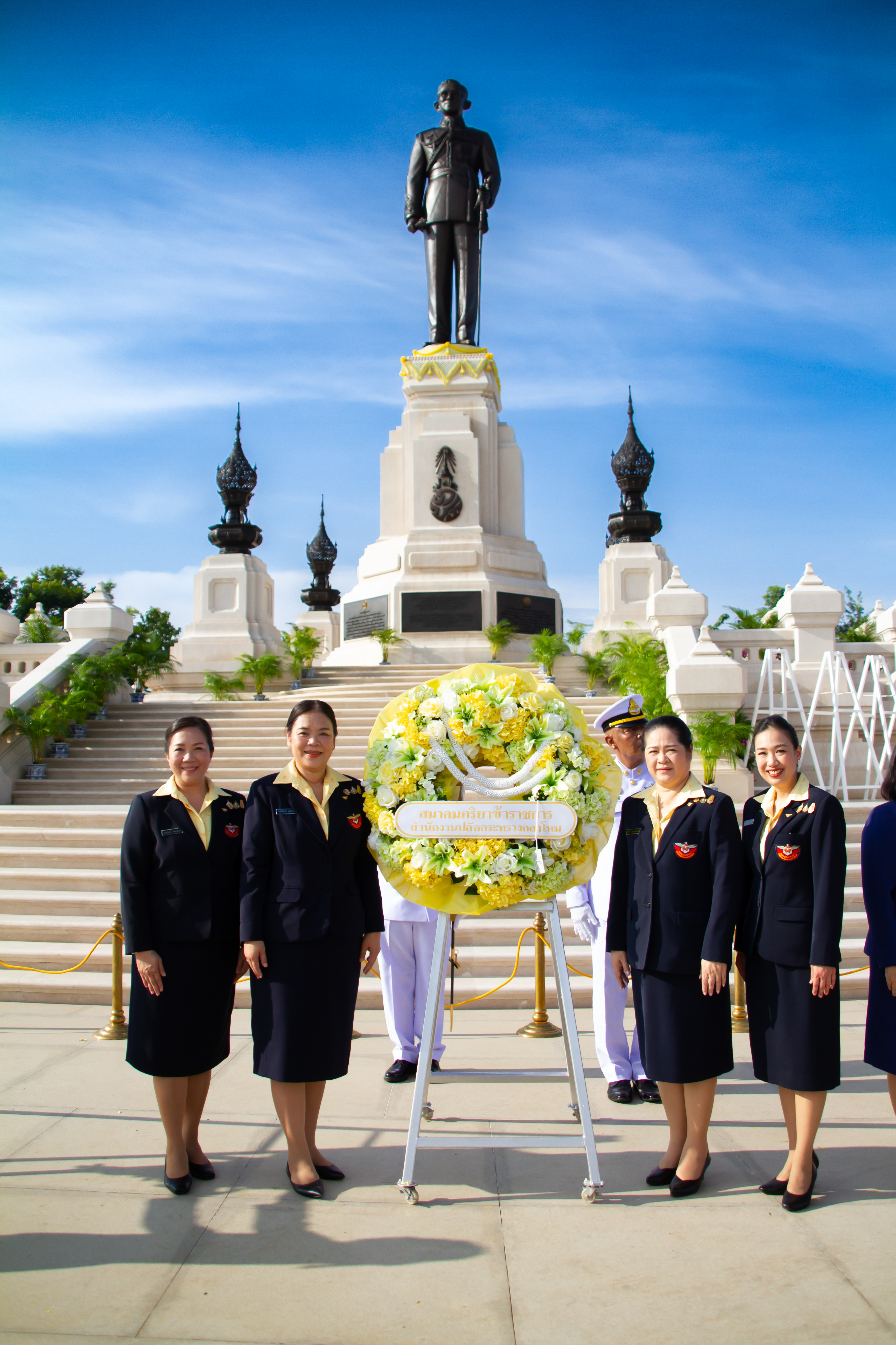 ๐๖ พิธีวางพวงมาลาถวายราชสักการะพระบรมราชานุสาวรีย์ พระบาทสมเด็จพระบรมชนกาธิเบศร มหาภูมิพลอดุลยเดชมหาราช บรมนาถบพิตร เนื่องในวันนวมินทรมหาราช พุทธศักราช ๒๕๖๗