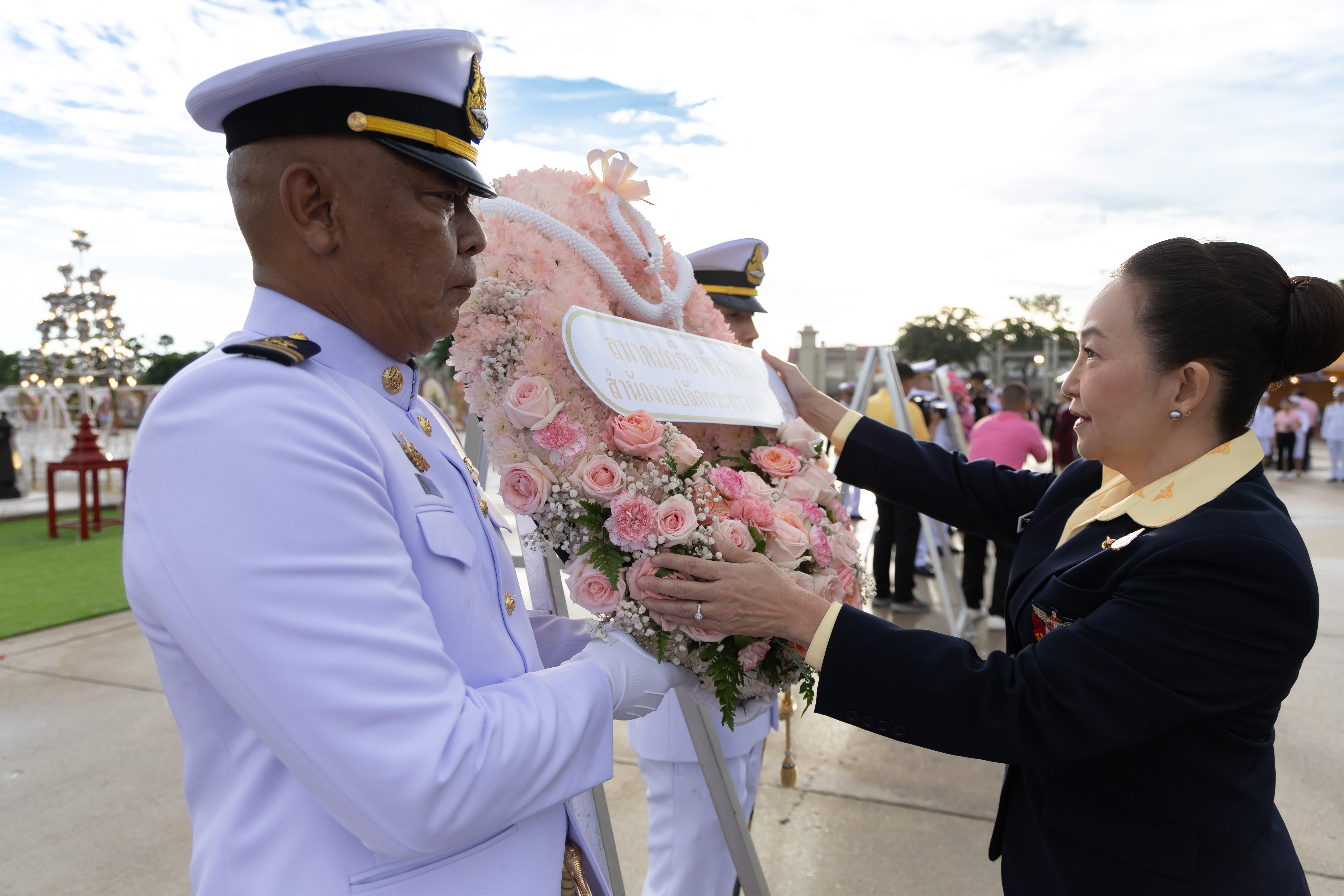๐๗ พิธีวางพวงมาลาถวายราชสักการะพระบรมราชานุสรณ์ พระบาทสมเด็จพระจุลจอมเกล้าเจ้าอยู่หัว เนื่องในวันปิยมหาราช