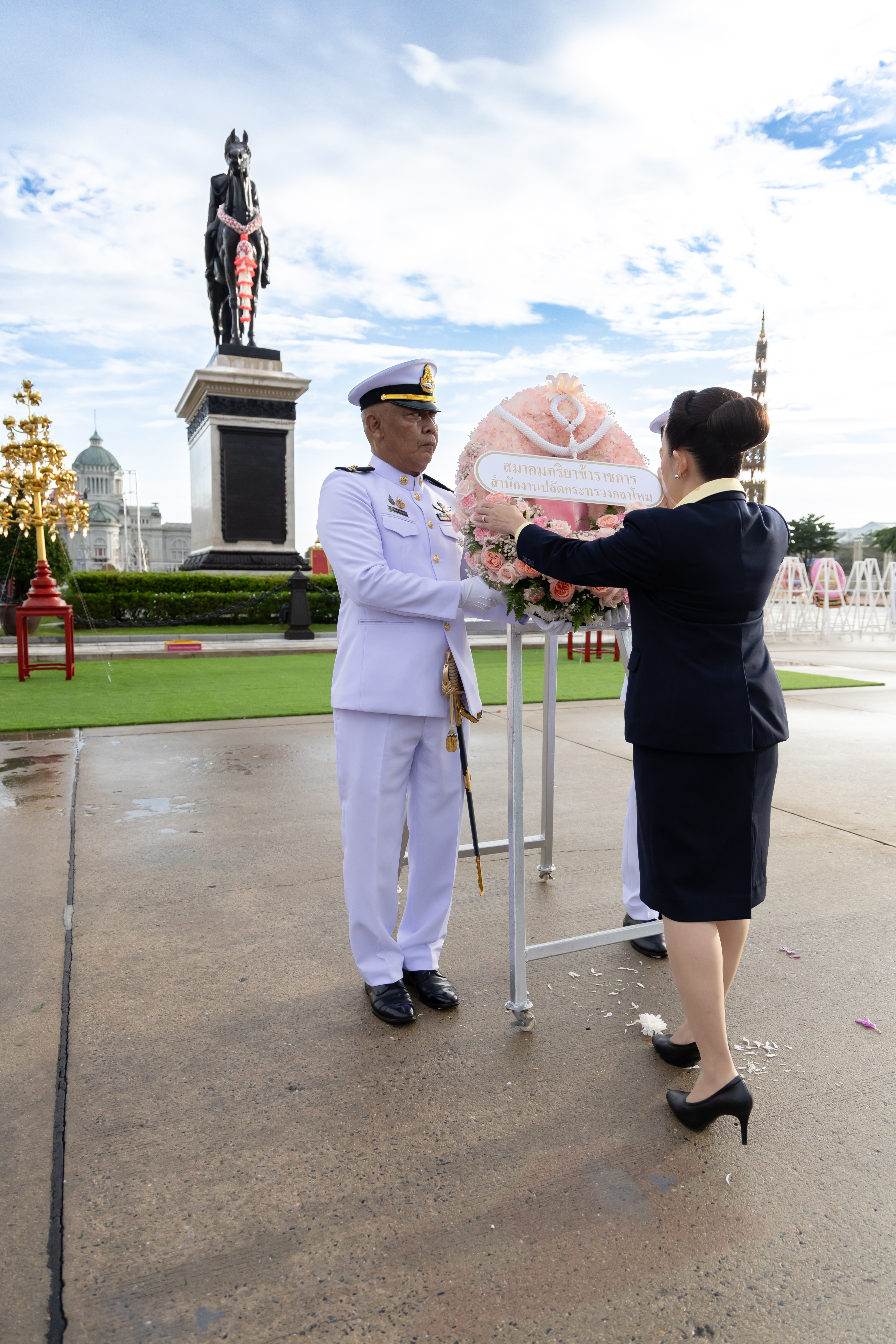 ๐๗ พิธีวางพวงมาลาถวายราชสักการะพระบรมราชานุสรณ์ พระบาทสมเด็จพระจุลจอมเกล้าเจ้าอยู่หัว เนื่องในวันปิยมหาราช