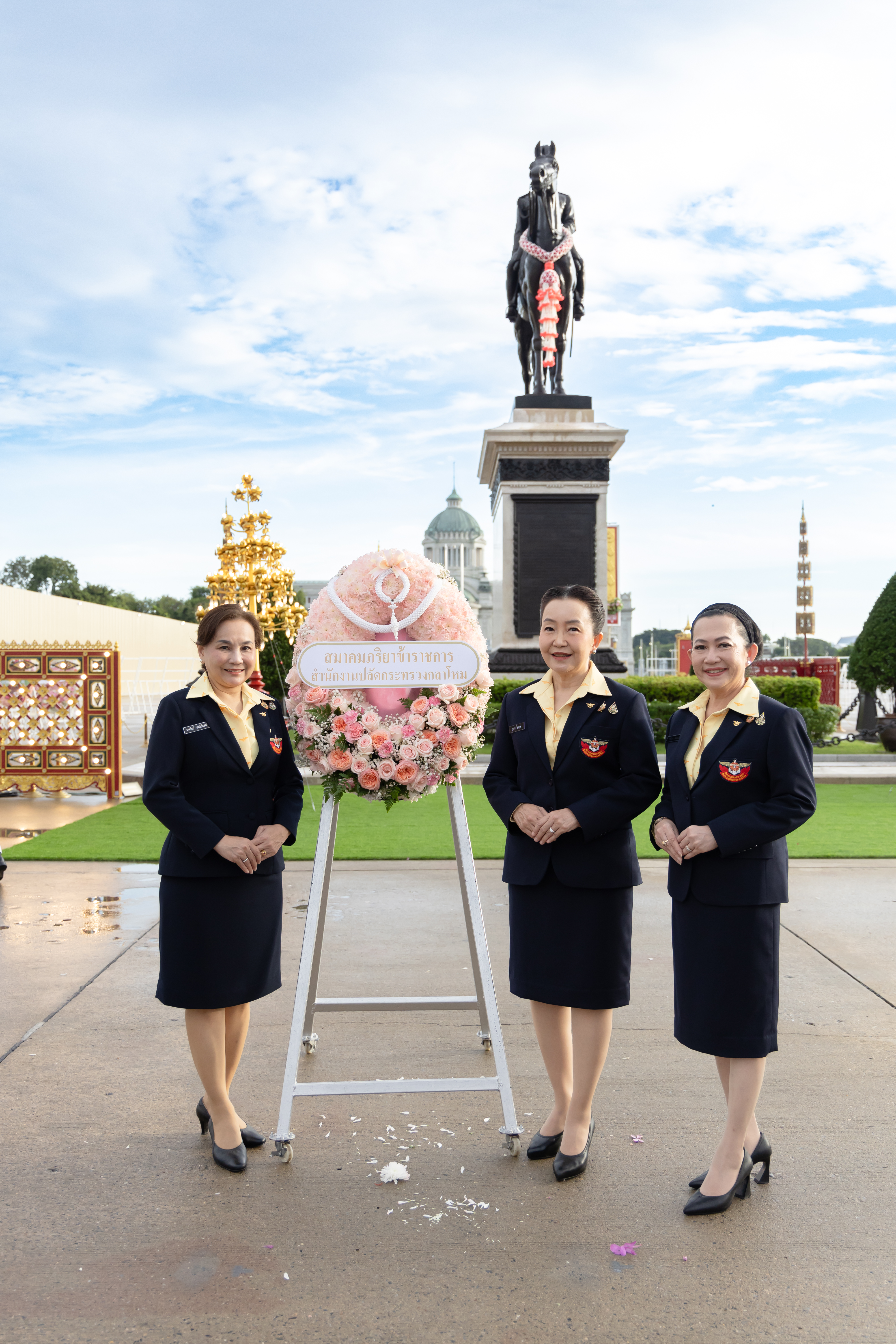 ๐๗ พิธีวางพวงมาลาถวายราชสักการะพระบรมราชานุสรณ์ พระบาทสมเด็จพระจุลจอมเกล้าเจ้าอยู่หัว เนื่องในวันปิยมหาราช