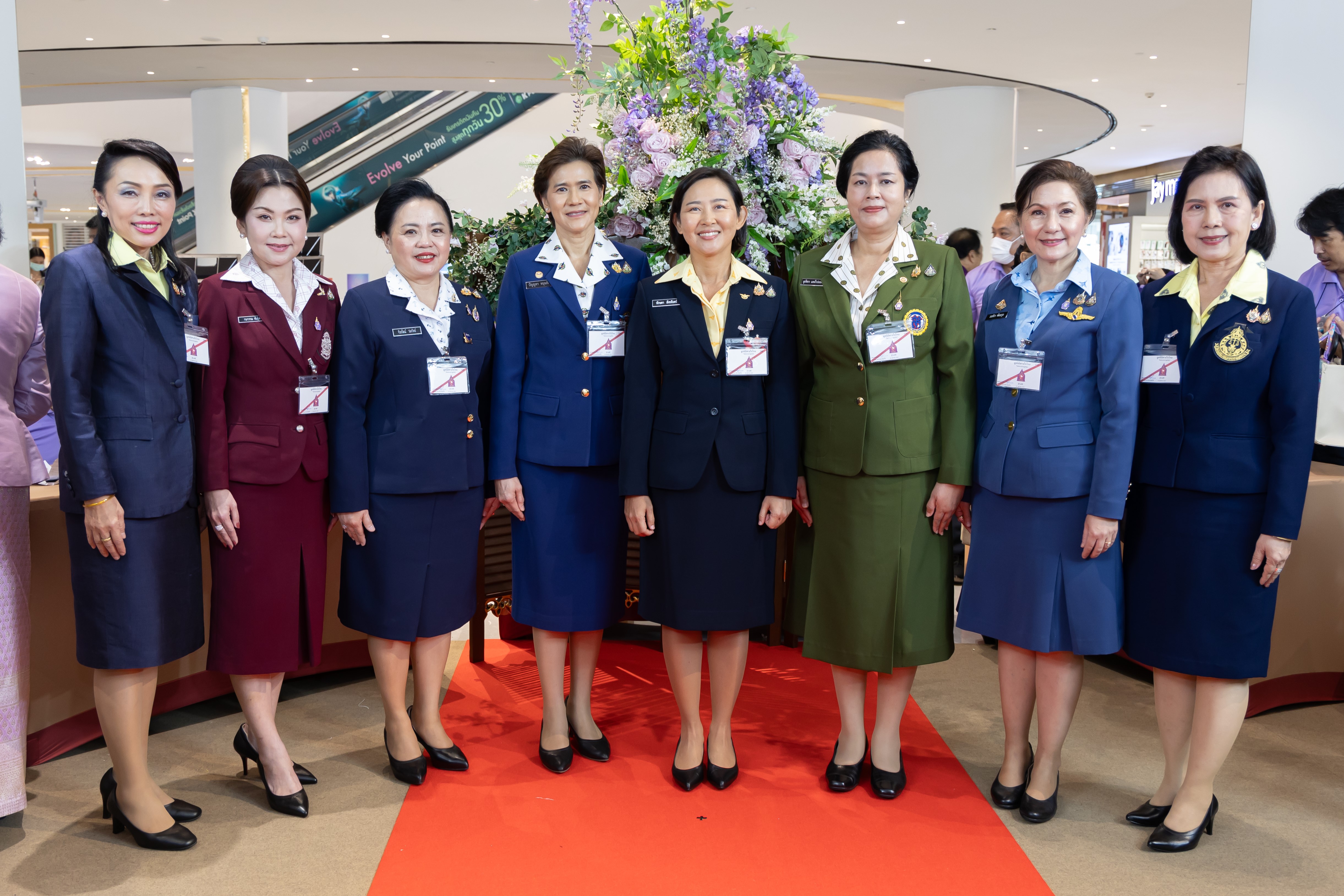 ๑๐ เฝ้ารับเสด็จสมเด็จพระกนิษฐาธิราชเจ้า กรมสมเด็จพระเทพรัตนราชสุดาฯ สยามบรมราชกุมารี ในโอกาสเสด็จพระราชดำเนินทรงเปิดงาน "สานสายใยเพื่อผลิตภัณฑ์ สายใจไทย ครั้งที่ ๒๖"