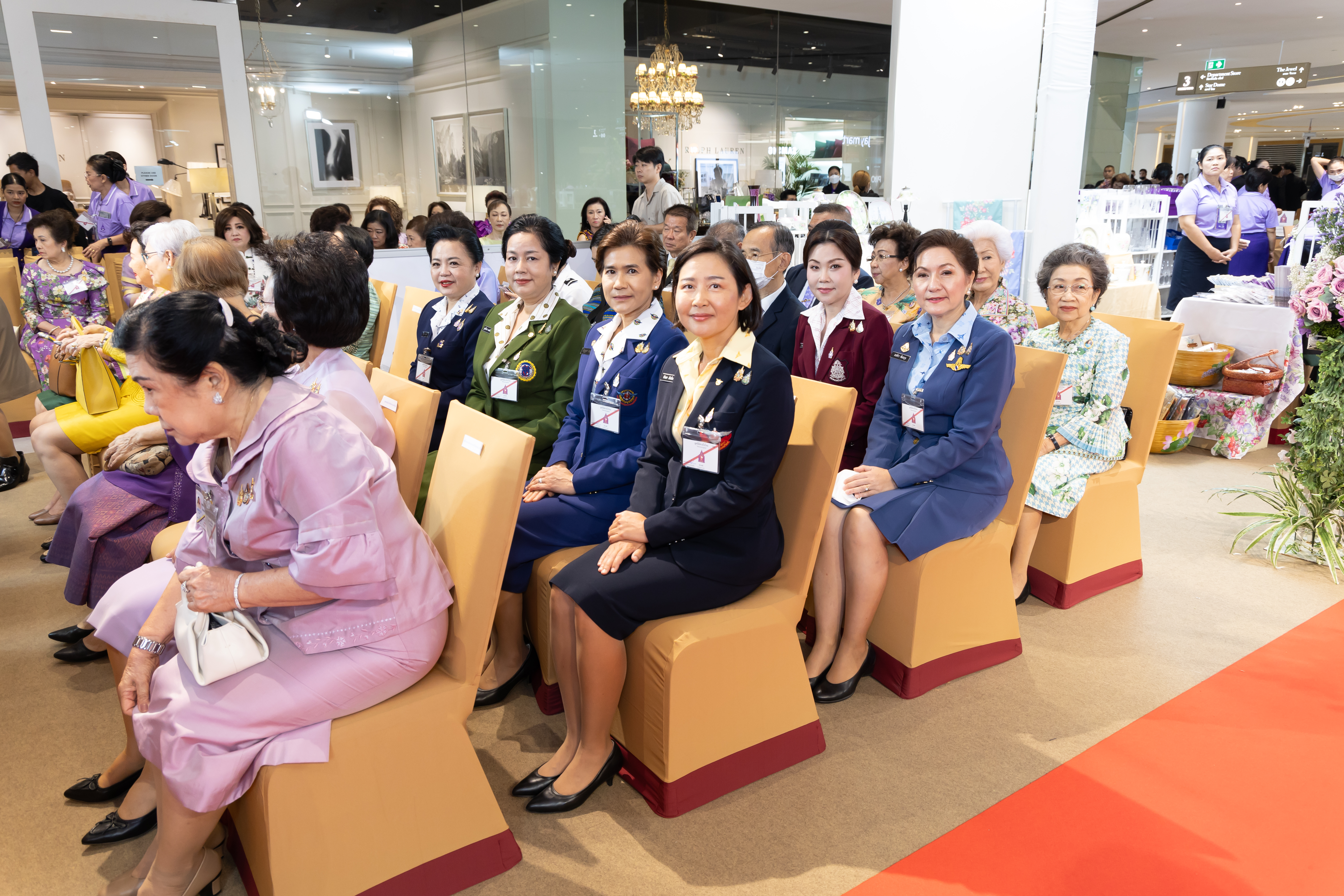 ๑๐ เฝ้ารับเสด็จสมเด็จพระกนิษฐาธิราชเจ้า กรมสมเด็จพระเทพรัตนราชสุดาฯ สยามบรมราชกุมารี ในโอกาสเสด็จพระราชดำเนินทรงเปิดงาน "สานสายใยเพื่อผลิตภัณฑ์ สายใจไทย ครั้งที่ ๒๖"