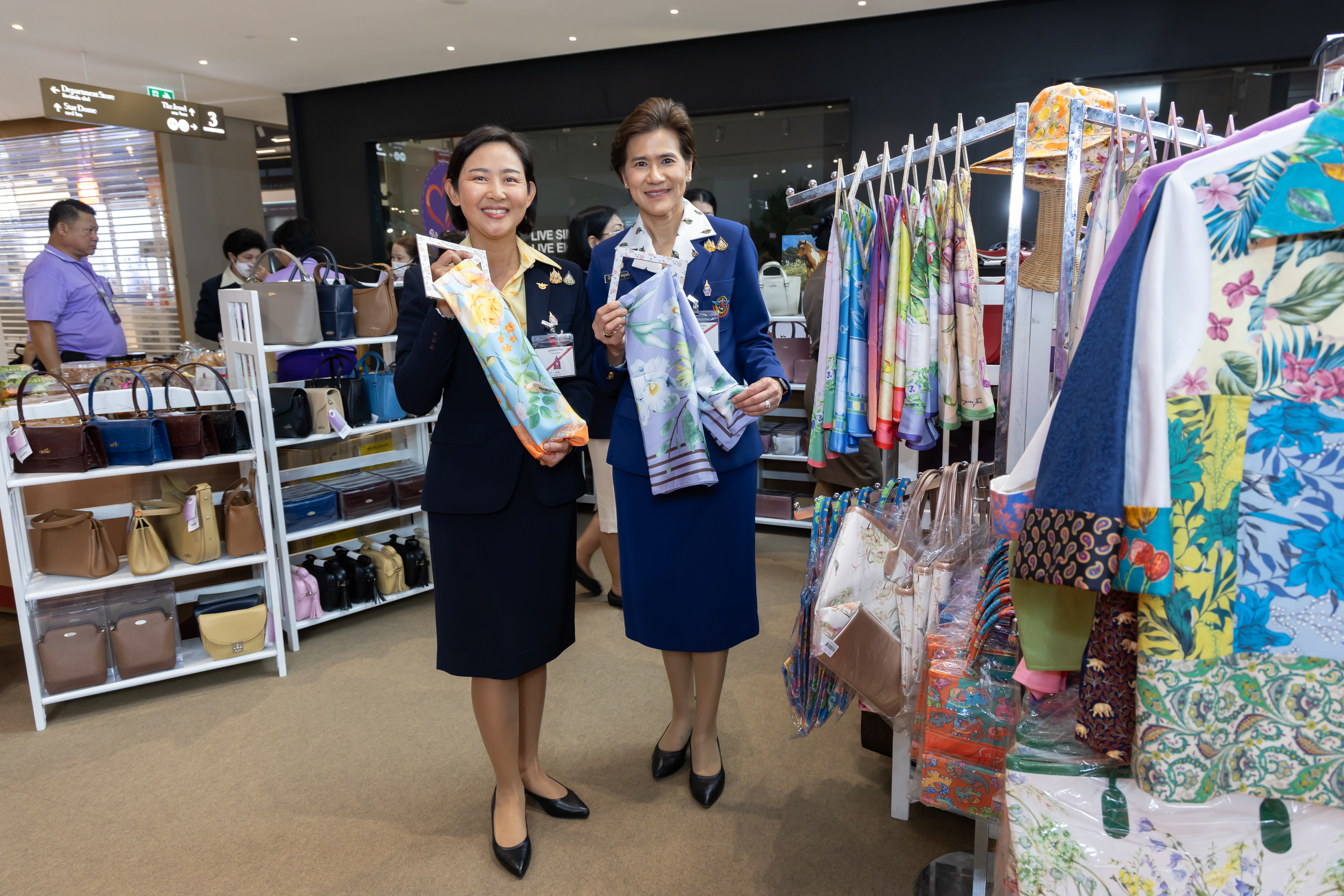 ๑๐ เฝ้ารับเสด็จสมเด็จพระกนิษฐาธิราชเจ้า กรมสมเด็จพระเทพรัตนราชสุดาฯ สยามบรมราชกุมารี ในโอกาสเสด็จพระราชดำเนินทรงเปิดงาน "สานสายใยเพื่อผลิตภัณฑ์ สายใจไทย ครั้งที่ ๒๖"