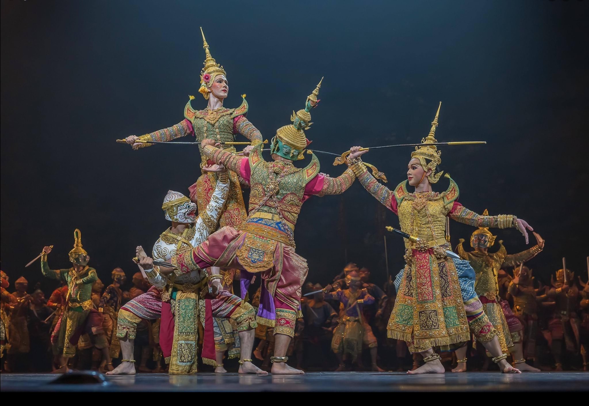 ๑๓ เข้าเฝ้าฯ พระบาทสมเด็จพระเจ้าอยู่หัว และสมเด็จพระนางเจ้าฯ พระบรมราชินี ในโอกาสเสด็จพระราชดำเนินไปทอดพระเนตรการแสดงโขนตอน "พระจักราวตาร"