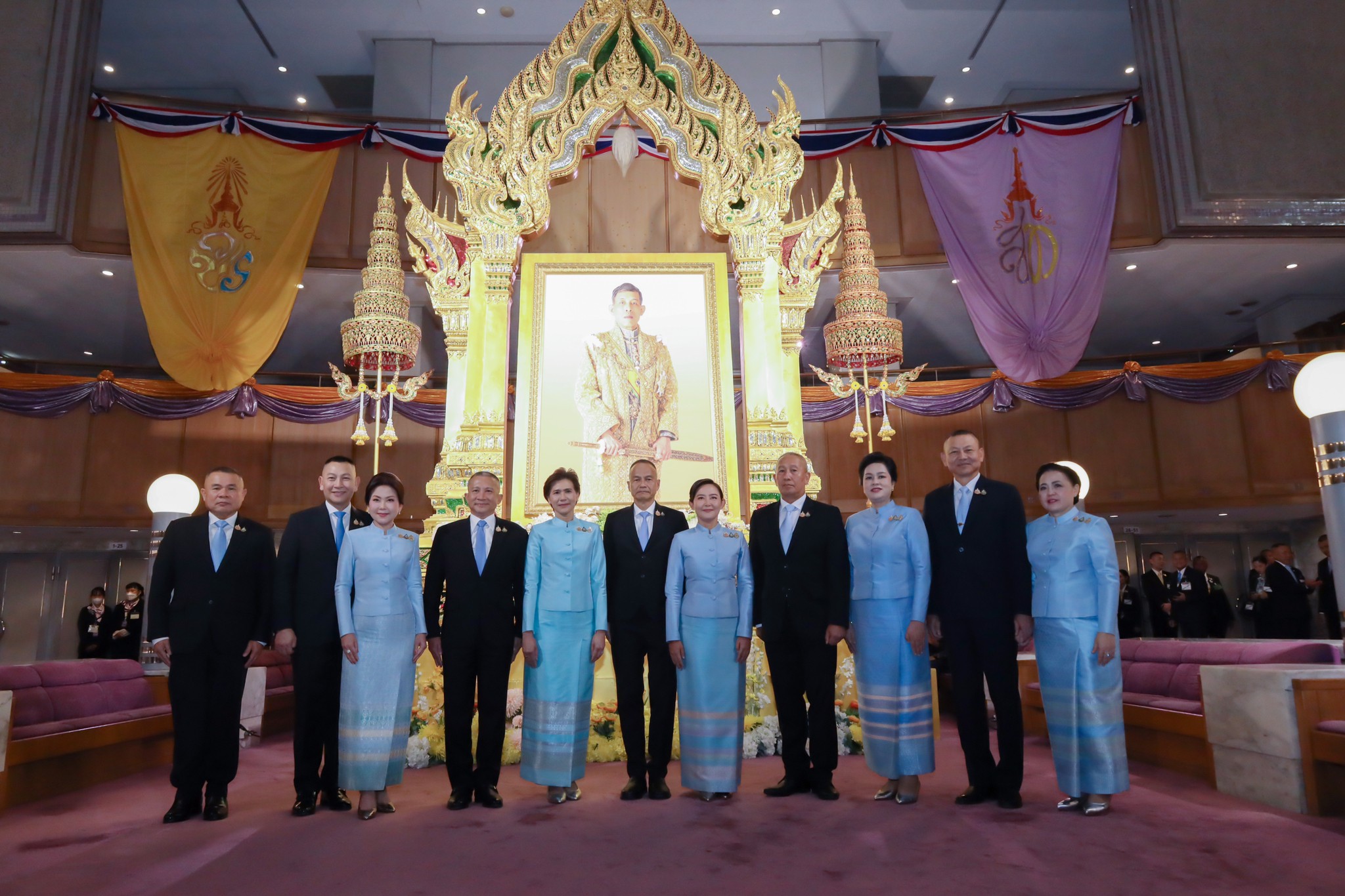 ๑๓ เข้าเฝ้าฯ พระบาทสมเด็จพระเจ้าอยู่หัว และสมเด็จพระนางเจ้าฯ พระบรมราชินี ในโอกาสเสด็จพระราชดำเนินไปทอดพระเนตรการแสดงโขนตอน "พระจักราวตาร"