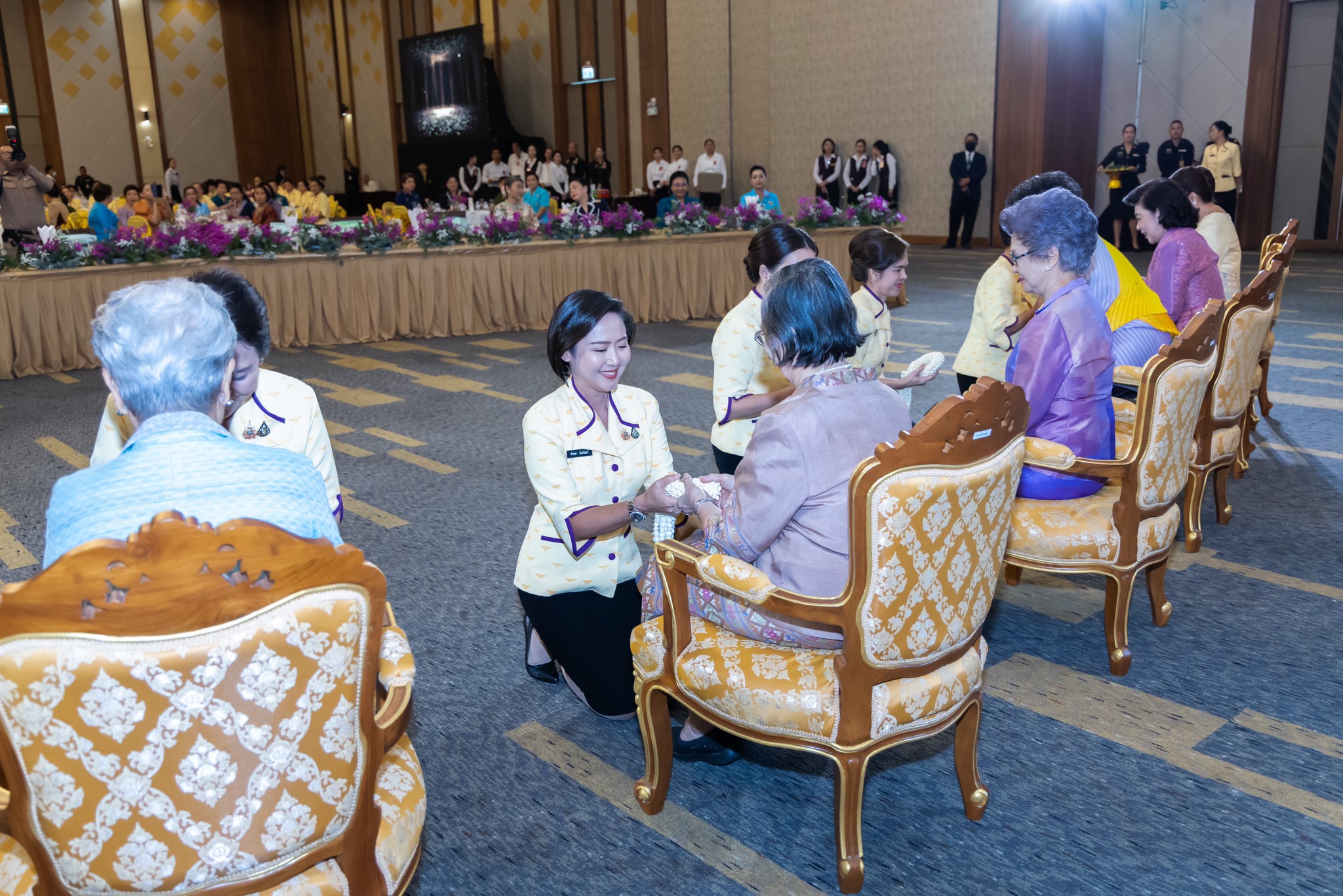 ๑๖ การจัดงานเลี้ยงรับรอง เนื่องในโอกาสวันคล้ายวันสถาปนาสมาคมภริยาข้าราชการสำนักงานปลัดกระทรวงกลาโหม ครบรอบปีที่ ๓๔