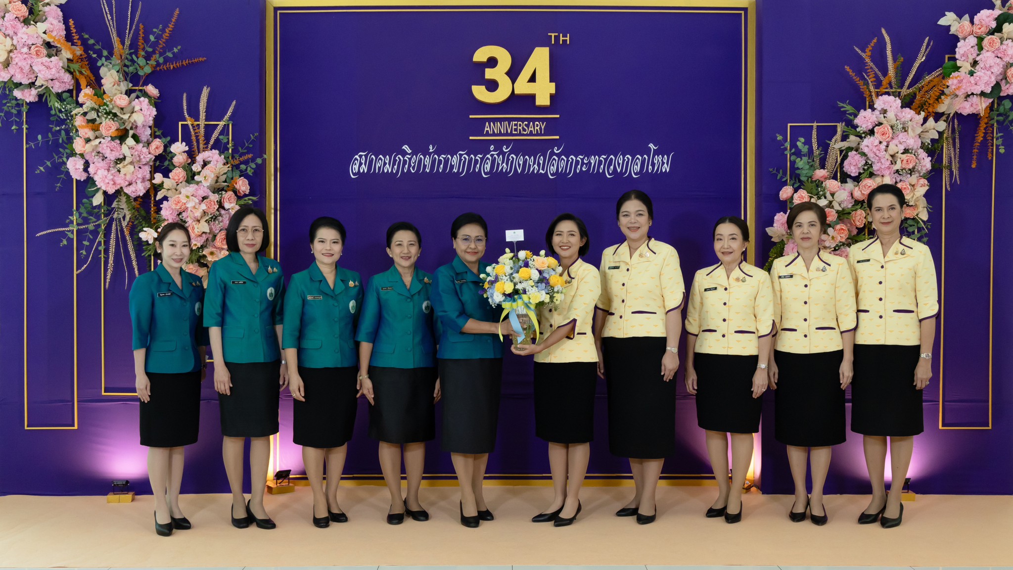 ๑๖ การจัดงานเลี้ยงรับรอง เนื่องในโอกาสวันคล้ายวันสถาปนาสมาคมภริยาข้าราชการสำนักงานปลัดกระทรวงกลาโหม ครบรอบปีที่ ๓๔