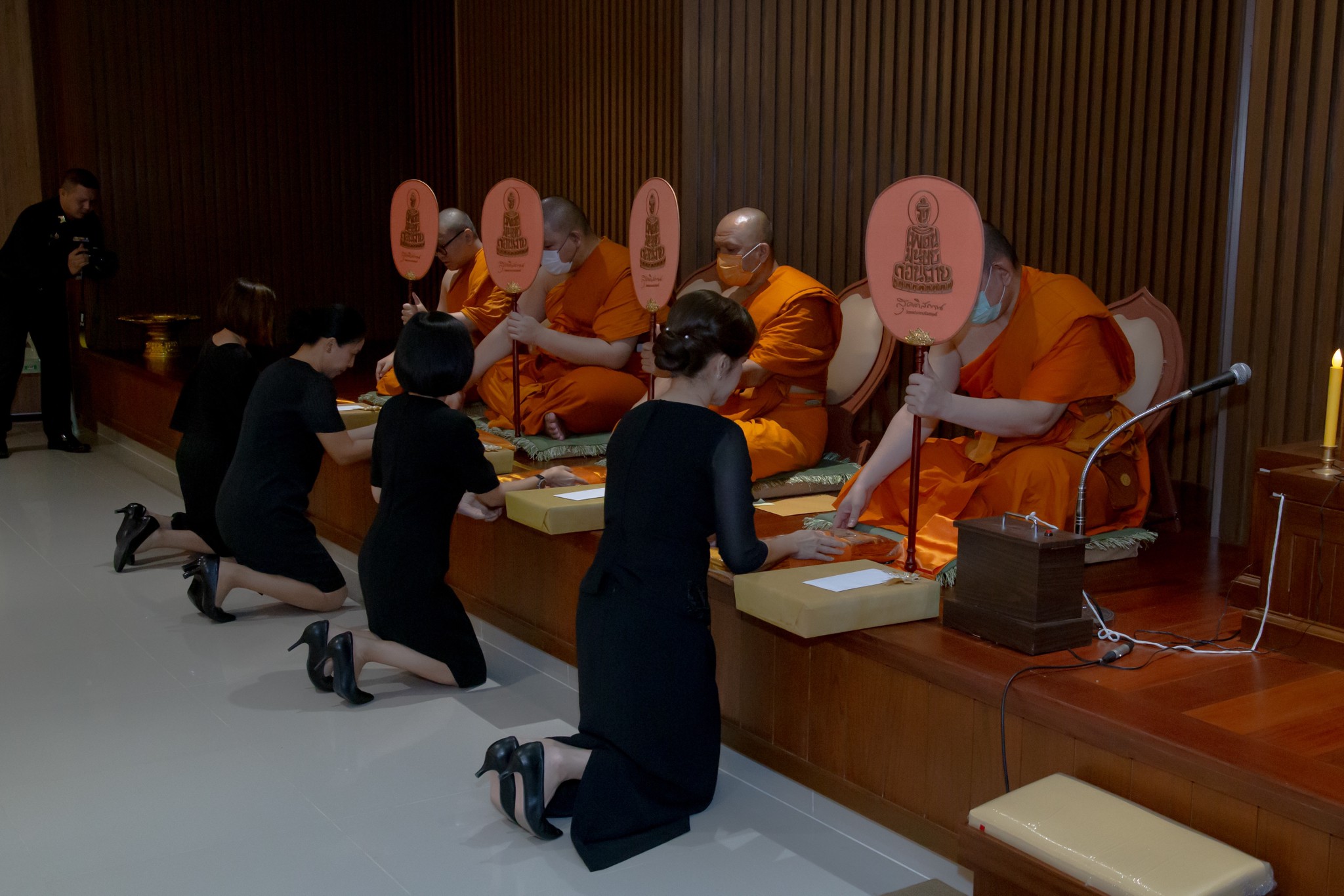 ๑๙ อุปนายกสมาคมภริยาข้าราชการสำนักงานปลัดกระทรวงกลาโหม ร่วมพิธีบำเพ็ญกุศลสวดพระอภิธรรมบุตรของกำลังพล โครงการสายใยรักษ์ เพื่อคนพิเศษ