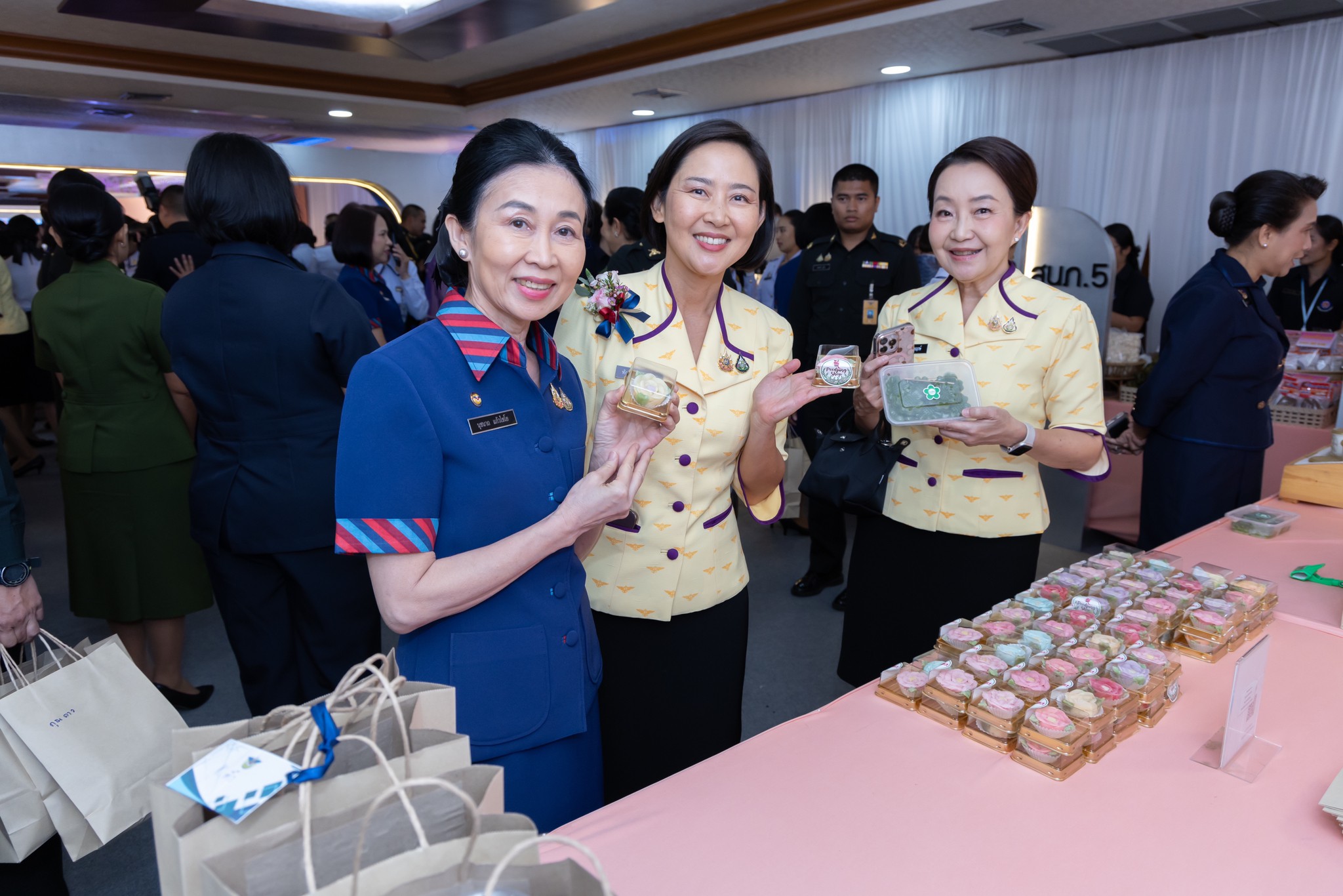 ๒๖ งานเลี้ยงรับรองเนื่องในวันคล้ายวันสถาปนาสมาคมแม่บ้านกองบัญชาการกองทัพไทย ครบรอบปีที่ ๓๗