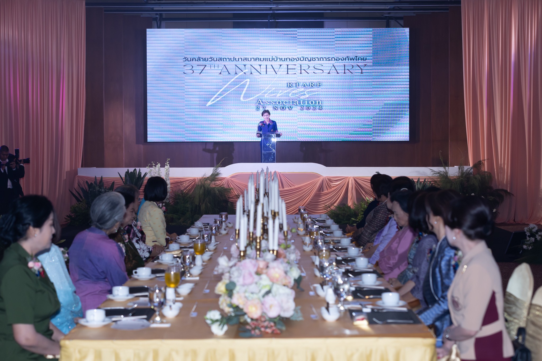 ๒๖ งานเลี้ยงรับรองเนื่องในวันคล้ายวันสถาปนาสมาคมแม่บ้านกองบัญชาการกองทัพไทย ครบรอบปีที่ ๓๗