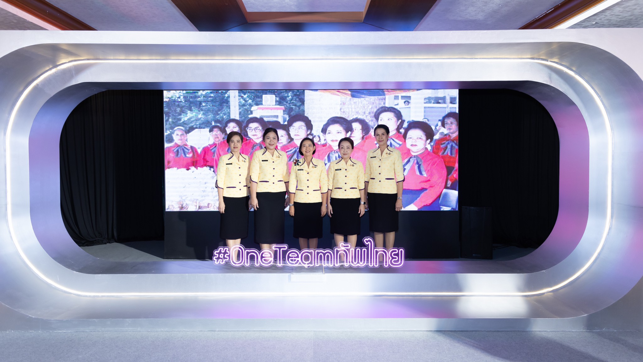 ๒๖ งานเลี้ยงรับรองเนื่องในวันคล้ายวันสถาปนาสมาคมแม่บ้านกองบัญชาการกองทัพไทย ครบรอบปีที่ ๓๗