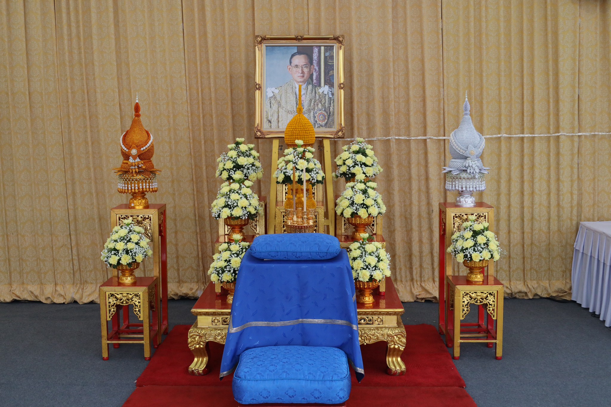 ๓๐ พิธีเจริญพระพุทธมนต์ และพิธีทำบุญตักบาตรถวายเป็นพระราชกุศล เนื่องในวันคล้ายวันพระบรมราชสมภพ พร...
