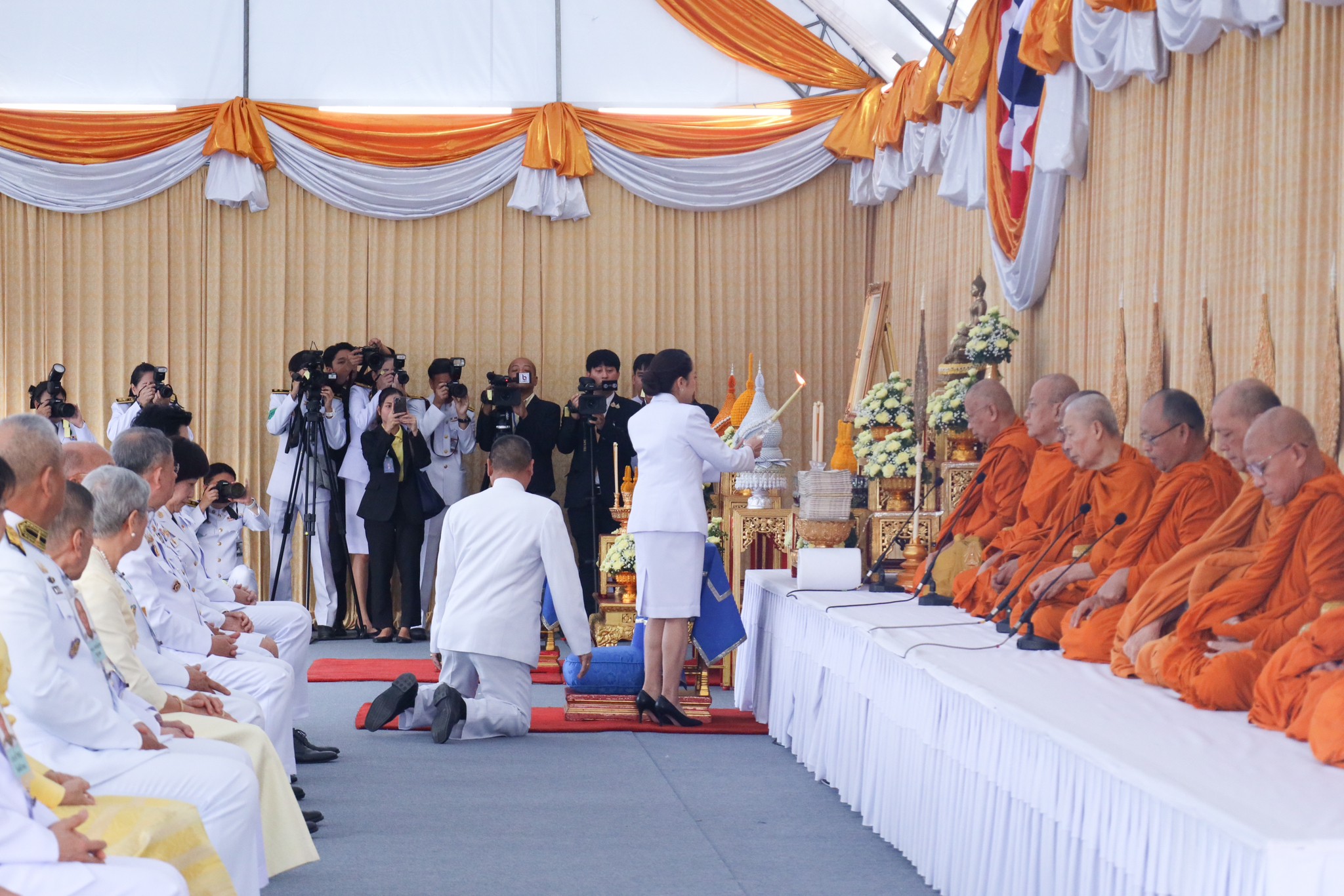๓๐ พิธีเจริญพระพุทธมนต์ และพิธีทำบุญตักบาตรถวายเป็นพระราชกุศล เนื่องในวันคล้ายวันพระบรมราชสมภพ พระบาทสมเด็จพระบรมชนกาธิเบศร มหาภูมิพลอดุลยเดชมหาราช บรมนาถบพิตร