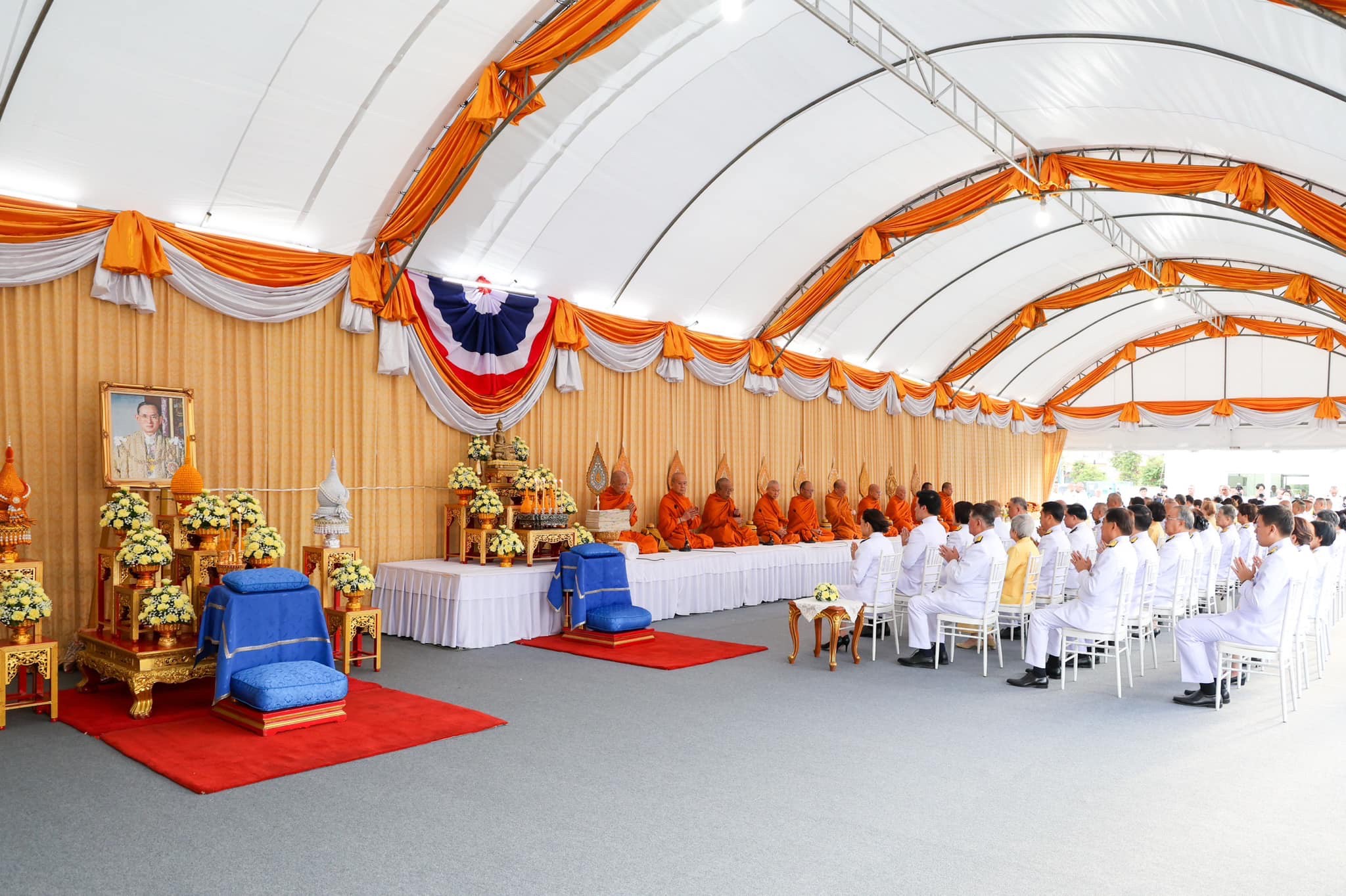 ๓๐ พิธีเจริญพระพุทธมนต์ และพิธีทำบุญตักบาตรถวายเป็นพระราชกุศล เนื่องในวันคล้ายวันพระบรมราชสมภพ พระบาทสมเด็จพระบรมชนกาธิเบศร มหาภูมิพลอดุลยเดชมหาราช บรมนาถบพิตร