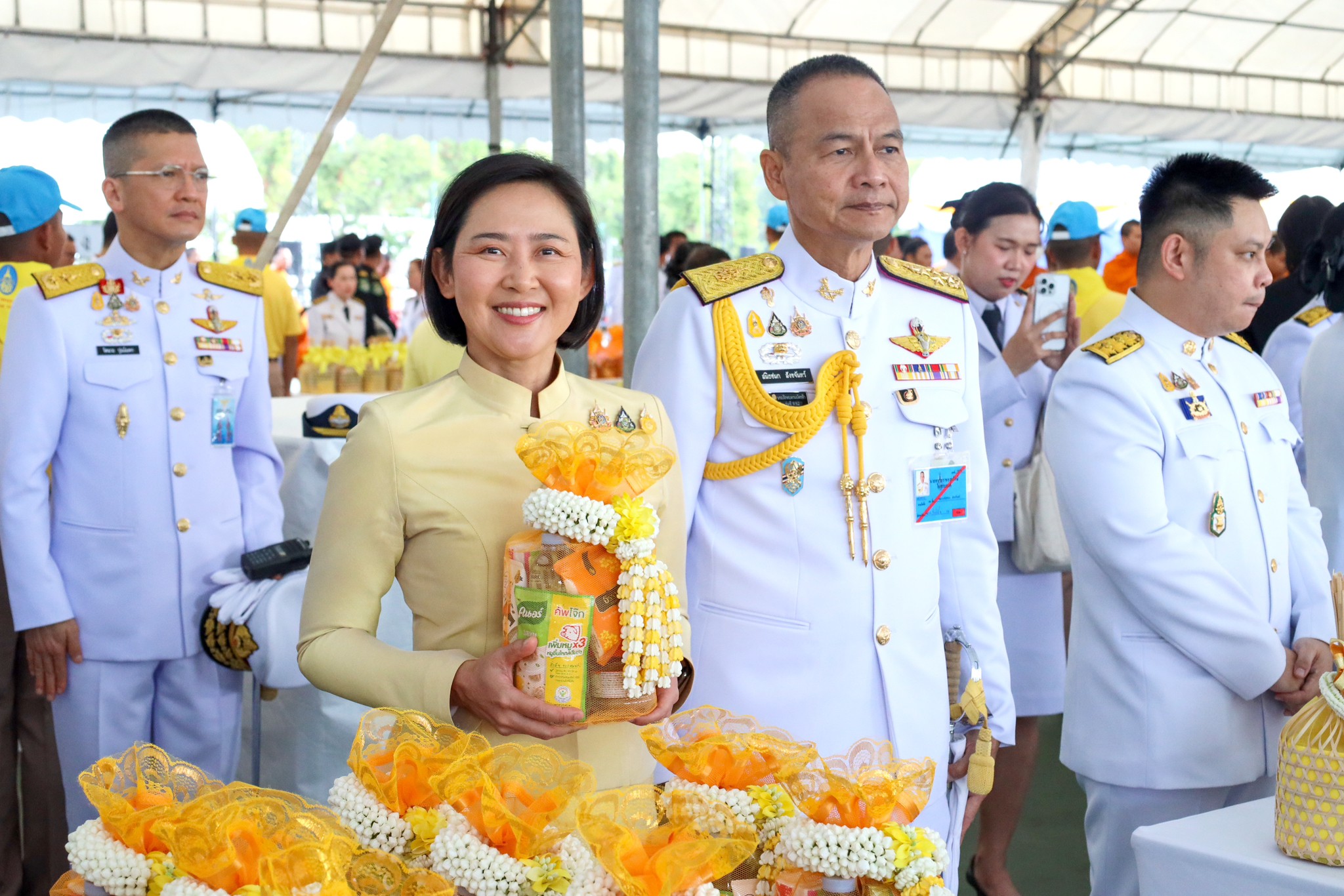 ๓๐ พิธีเจริญพระพุทธมนต์ และพิธีทำบุญตักบาตรถวายเป็นพระราชกุศล เนื่องในวันคล้ายวันพระบรมราชสมภพ พระบาทสมเด็จพระบรมชนกาธิเบศร มหาภูมิพลอดุลยเดชมหาราช บรมนาถบพิตร