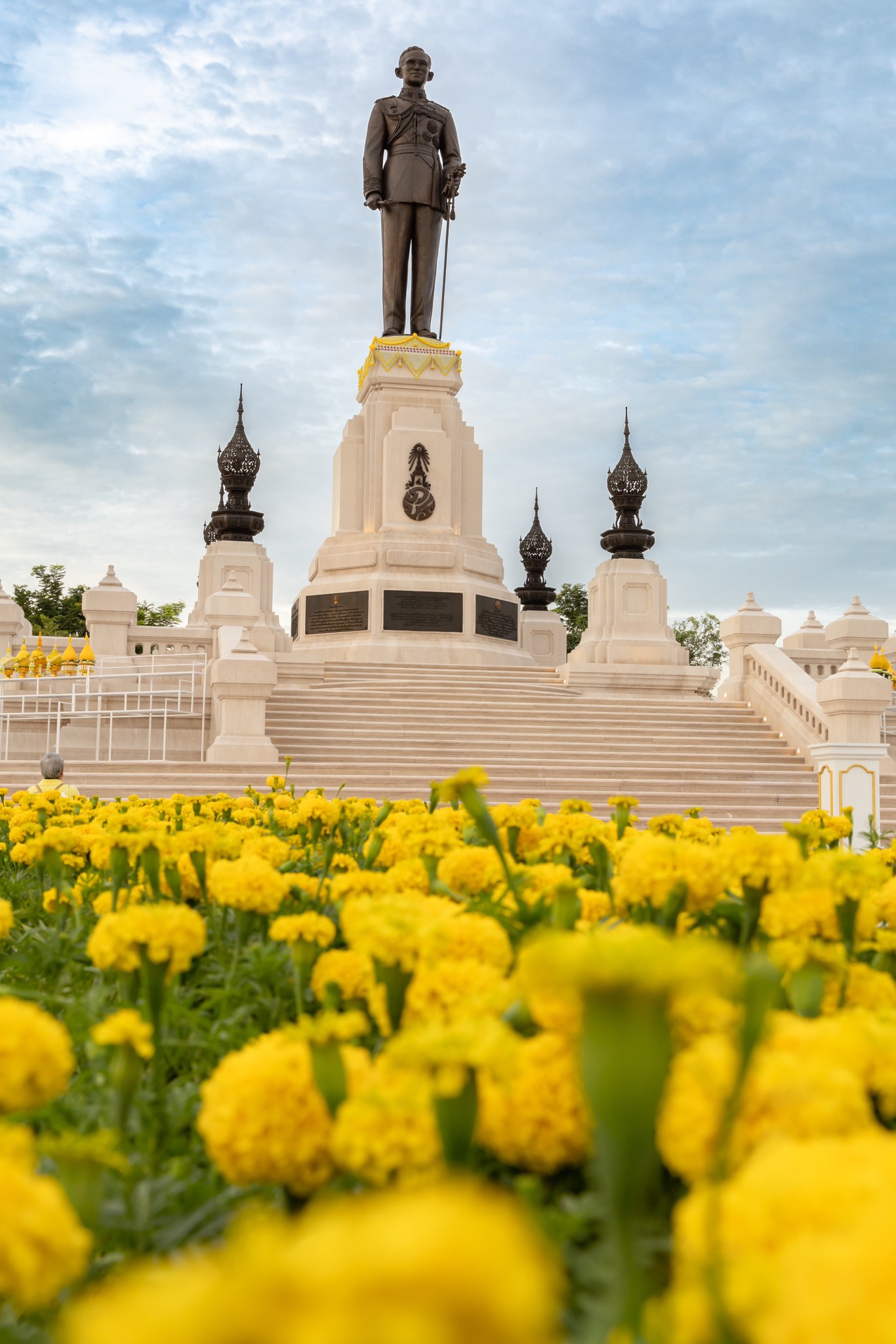 ๓๑ พิธีวางพานพุ่มถวายบังคมพระบรมราชานุสาวรีย์ พระบาทสมเด็จพระบรมชนกาธิเบศร มหาภูมิพลอดุลยเดชมหารา...
