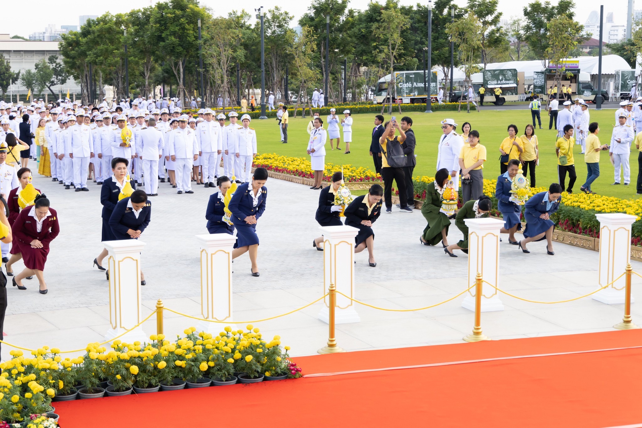 ๓๑ พิธีวางพานพุ่มถวายบังคมพระบรมราชานุสาวรีย์ พระบาทสมเด็จพระบรมชนกาธิเบศร มหาภูมิพลอดุลยเดชมหาราช บรมนาถบพิตร เนื่องในวันคล้ายวันพระบรมราชสมภพ
