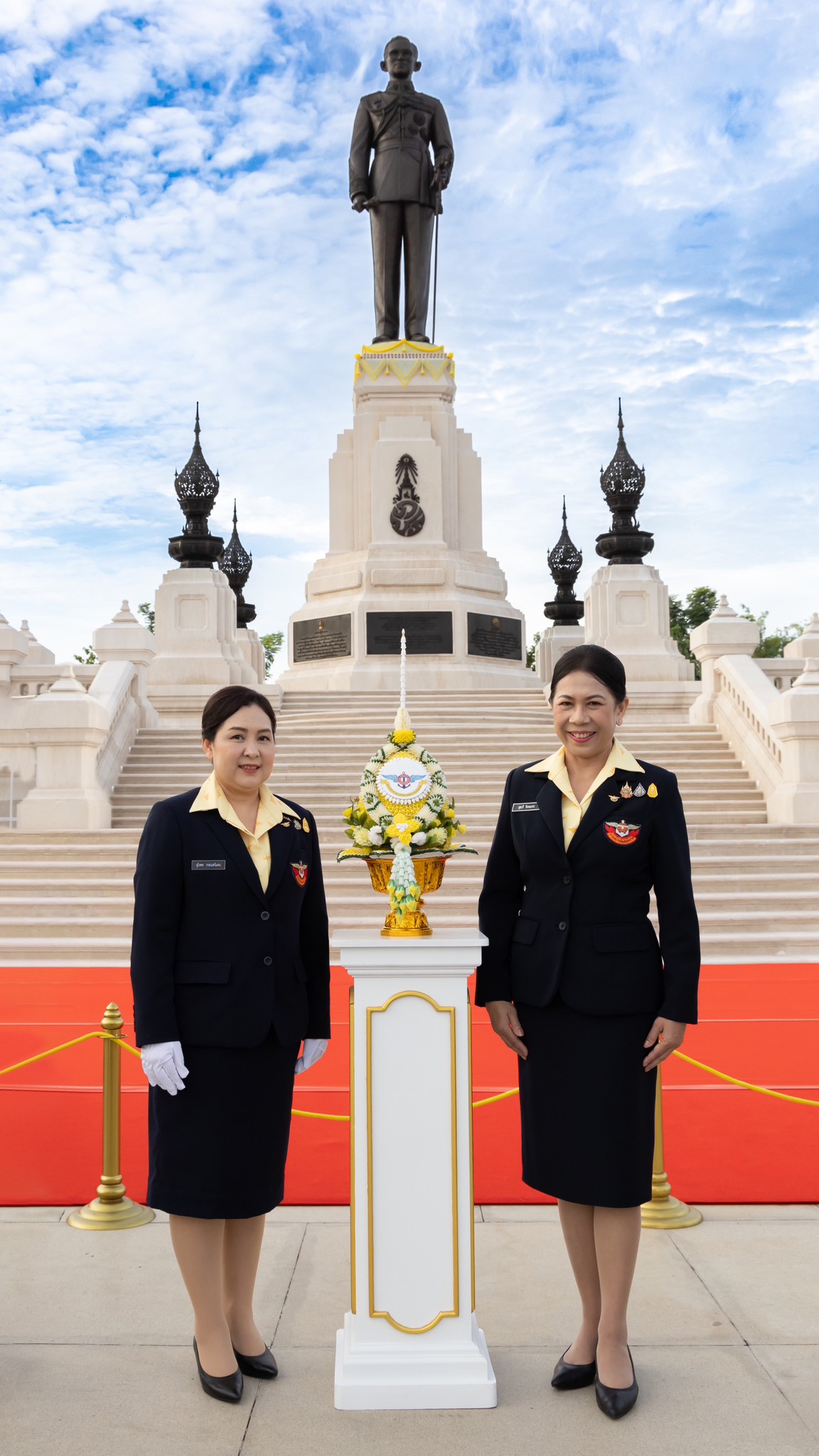 ๓๑ พิธีวางพานพุ่มถวายบังคมพระบรมราชานุสาวรีย์ พระบาทสมเด็จพระบรมชนกาธิเบศร มหาภูมิพลอดุลยเดชมหาราช บรมนาถบพิตร เนื่องในวันคล้ายวันพระบรมราชสมภพ