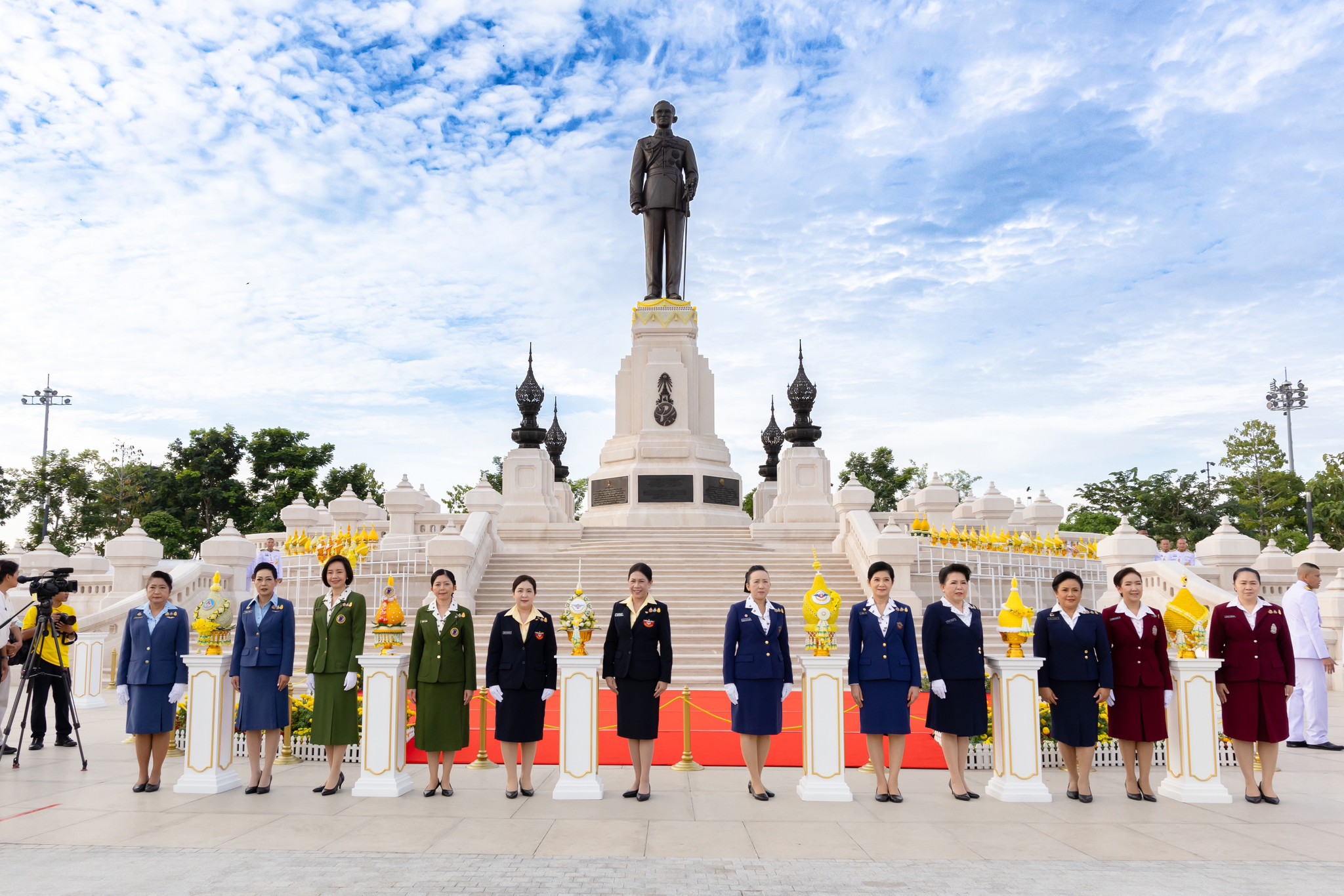 ๓๑ พิธีวางพานพุ่มถวายบังคมพระบรมราชานุสาวรีย์ พระบาทสมเด็จพระบรมชนกาธิเบศร มหาภูมิพลอดุลยเดชมหาราช บรมนาถบพิตร เนื่องในวันคล้ายวันพระบรมราชสมภพ