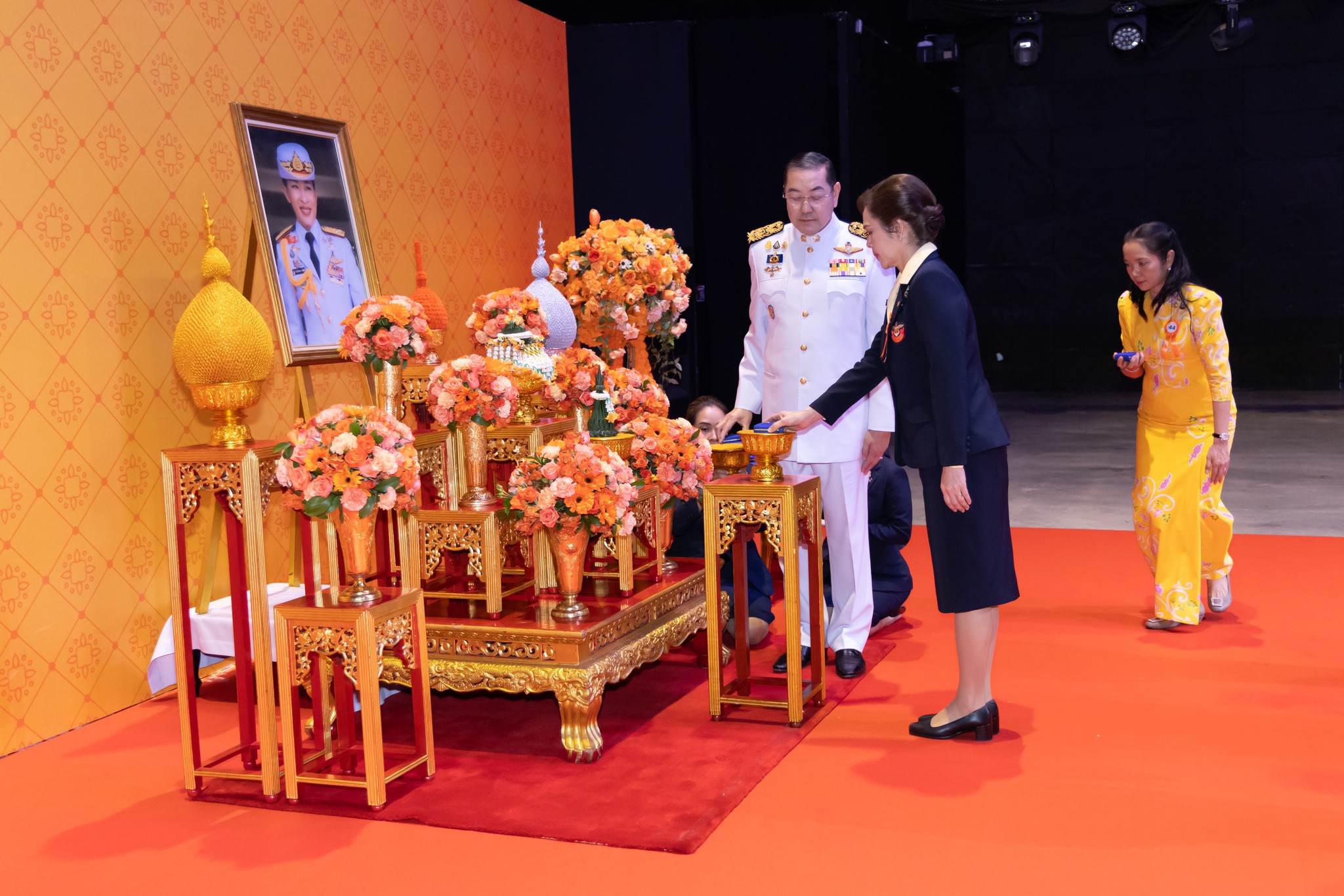 ๓๒ พิธีพระราชทานเข็มที่ระลึกงาน "เพื่อนพึ่ง (ภาฯ) เฉลิมพระเกียรติพระบาทสมเด็จพระเจ้าอยู่หัว ทรงเจริญพระชนมพรรษา ๗๒ พรรษา" และพิธีเปิดงานเพื่อนพึ่ง (ภาฯ) เฉลิมพระเกียรติฯ