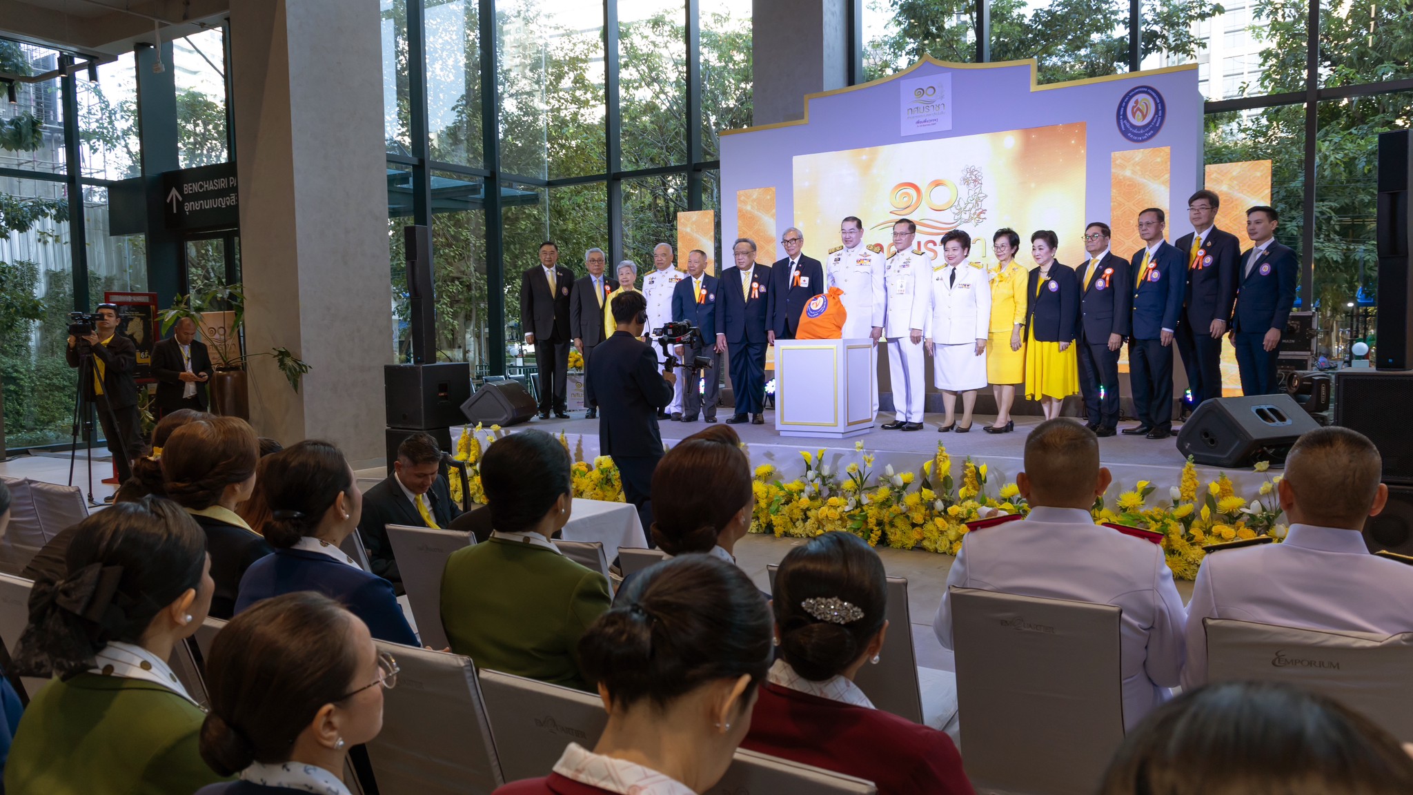 ๓๒ พิธีพระราชทานเข็มที่ระลึกงาน "เพื่อนพึ่ง (ภาฯ) เฉลิมพระเกียรติพระบาทสมเด็จพระเจ้าอยู่หัว ทรงเจริญพระชนมพรรษา ๗๒ พรรษา" และพิธีเปิดงานเพื่อนพึ่ง (ภาฯ) เฉลิมพระเกียรติฯ