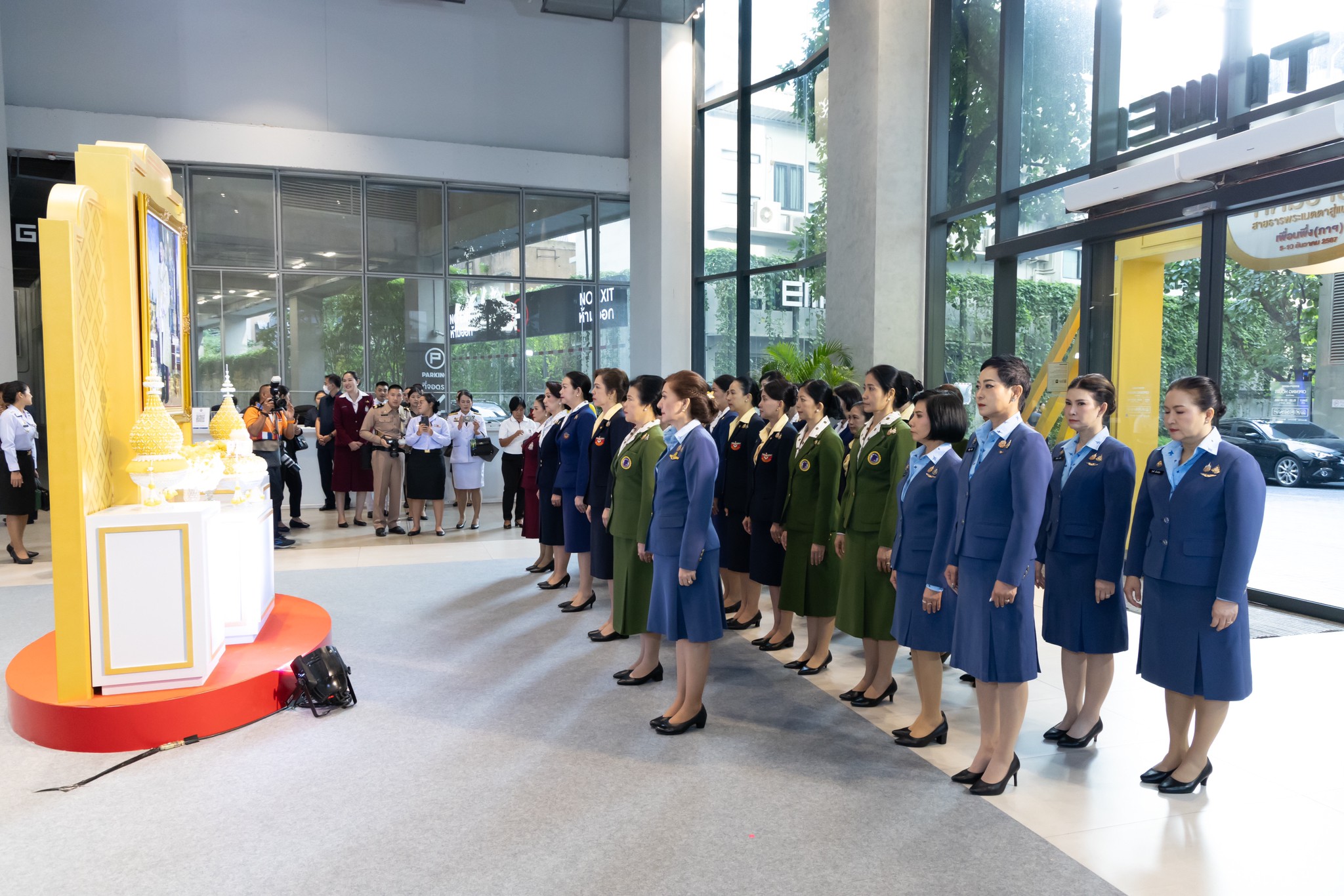 ๓๒ พิธีพระราชทานเข็มที่ระลึกงาน "เพื่อนพึ่ง (ภาฯ) เฉลิมพระเกียรติพระบาทสมเด็จพระเจ้าอยู่หัว ทรงเจริญพระชนมพรรษา ๗๒ พรรษา" และพิธีเปิดงานเพื่อนพึ่ง (ภาฯ) เฉลิมพระเกียรติฯ