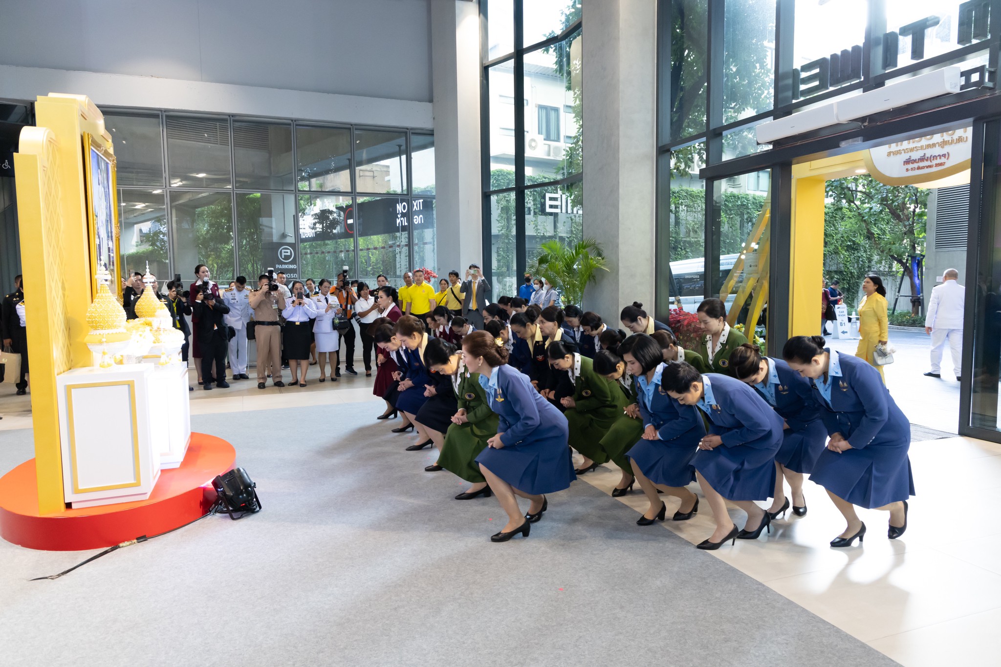 ๓๒ พิธีพระราชทานเข็มที่ระลึกงาน "เพื่อนพึ่ง (ภาฯ) เฉลิมพระเกียรติพระบาทสมเด็จพระเจ้าอยู่หัว ทรงเจริญพระชนมพรรษา ๗๒ พรรษา" และพิธีเปิดงานเพื่อนพึ่ง (ภาฯ) เฉลิมพระเกียรติฯ