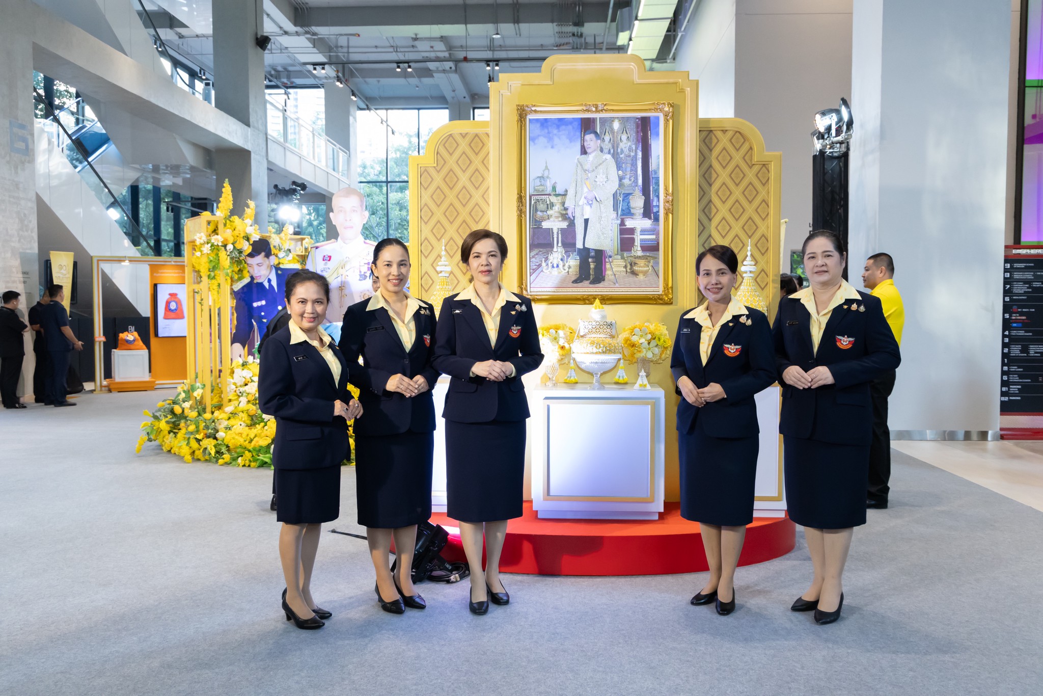 ๓๒ พิธีพระราชทานเข็มที่ระลึกงาน "เพื่อนพึ่ง (ภาฯ) เฉลิมพระเกียรติพระบาทสมเด็จพระเจ้าอยู่หัว ทรงเจริญพระชนมพรรษา ๗๒ พรรษา" และพิธีเปิดงานเพื่อนพึ่ง (ภาฯ) เฉลิมพระเกียรติฯ