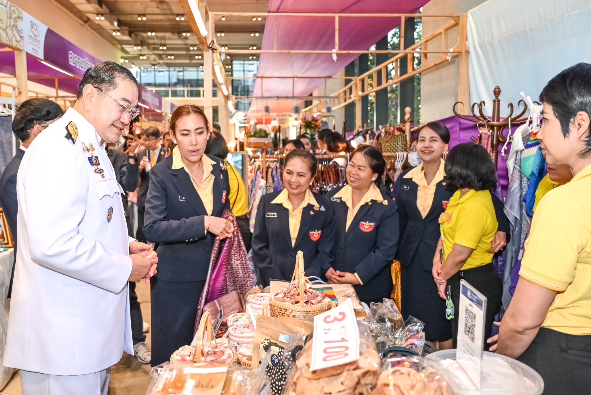 ๓๒ พิธีพระราชทานเข็มที่ระลึกงาน "เพื่อนพึ่ง (ภาฯ) เฉลิมพระเกียรติพระบาทสมเด็จพระเจ้าอยู่หัว ทรงเจริญพระชนมพรรษา ๗๒ พรรษา" และพิธีเปิดงานเพื่อนพึ่ง (ภาฯ) เฉลิมพระเกียรติฯ