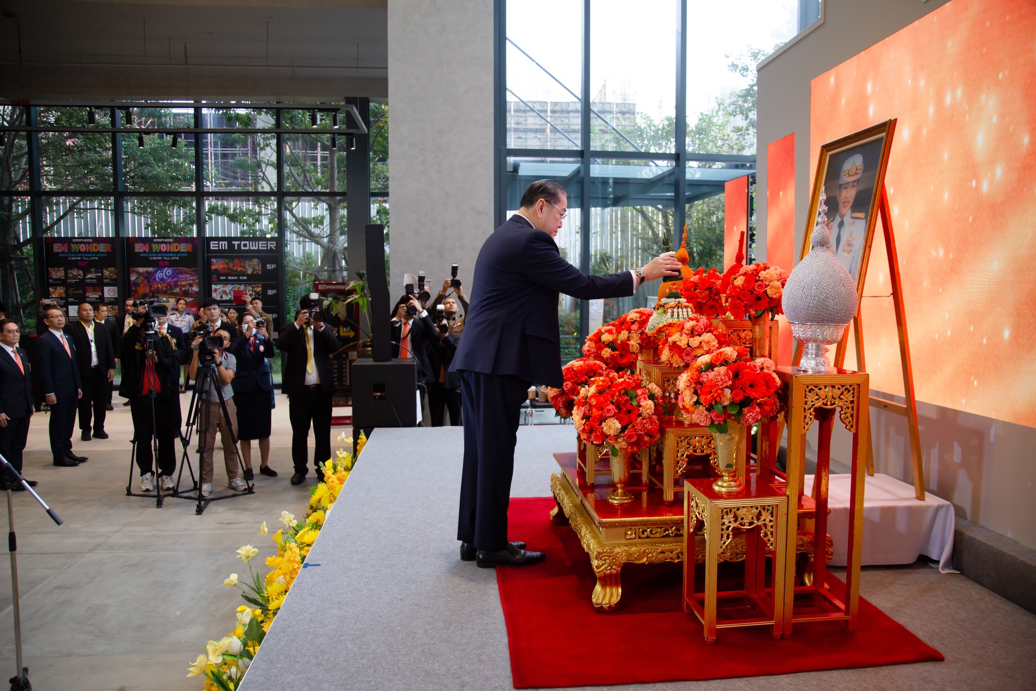 ๓๓ พิธีถวายพระพร และตักบาตรพระสงฆ์ เนื่องในวันคล้ายวันประสูติสมเด็จพระเจ้าลูกเธอ เจ้าฟ้าพัชรกิติยาภา นเรนทิราเทพยวดี กรมหลวงราชสาริณีสิริพัชร มหาวัชรราชธิดา ในงาน "เพื่อนพึ่ง (ภาฯ) เฉลิมพระเกียรติพระบาทสมเด็จพระเจ้าอยู่หัว ทรงเจริญพระชนมพรรษา ๗๒ พรรษา"